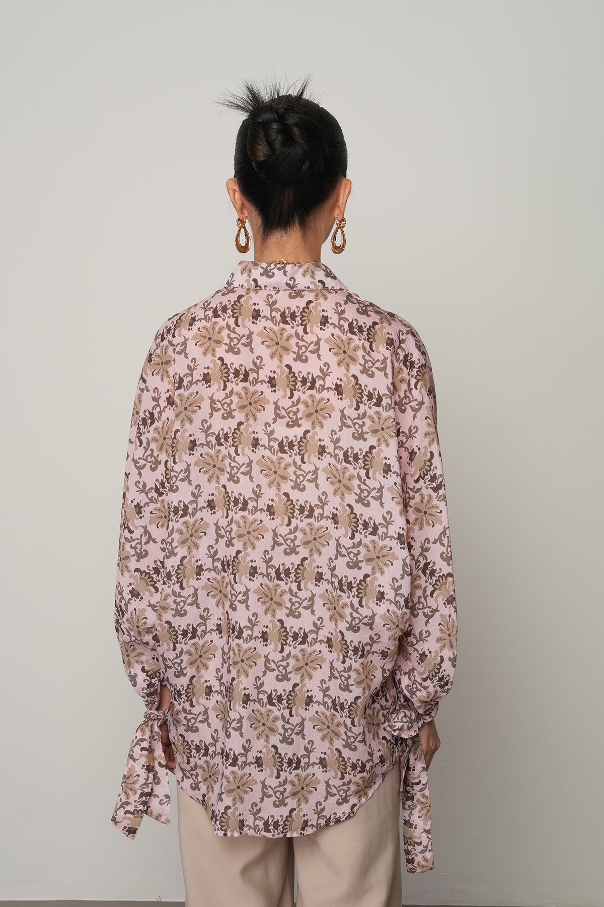 Oversize kesim, koldan bağlamalı, çiçek desenli, ince viskon kumaş gömlek. Toptan satışa uygun kadın gömlek modeli.