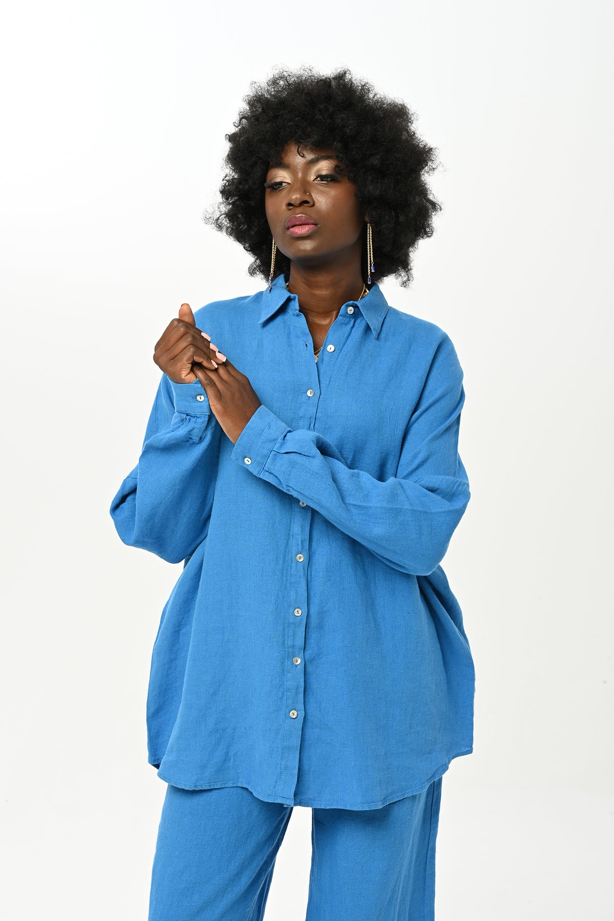 Yaz aylaırında nefes alan keten gömlek