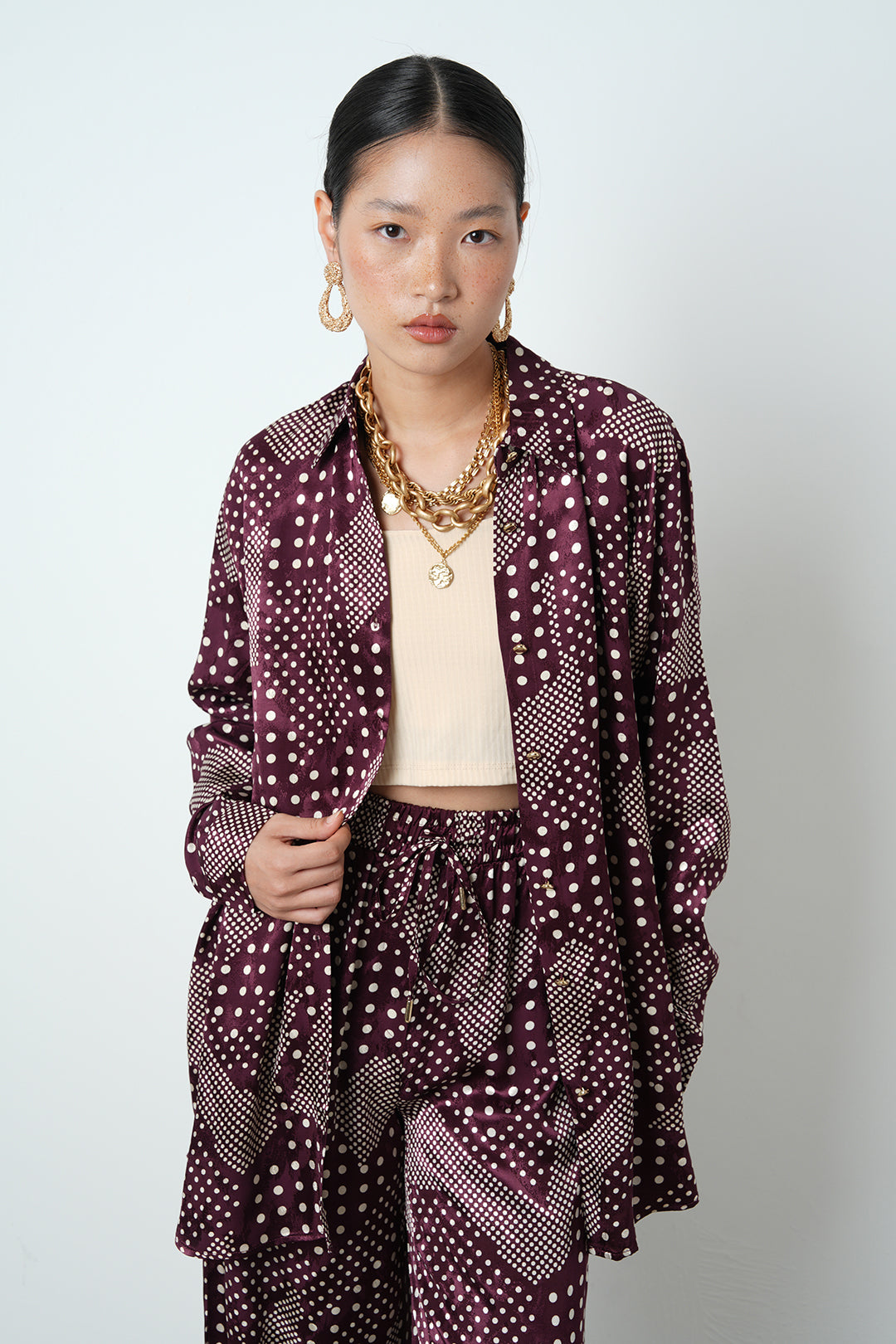 Puan desenli bordo oversize saten kadın gömlek, %63 rayon kumaş