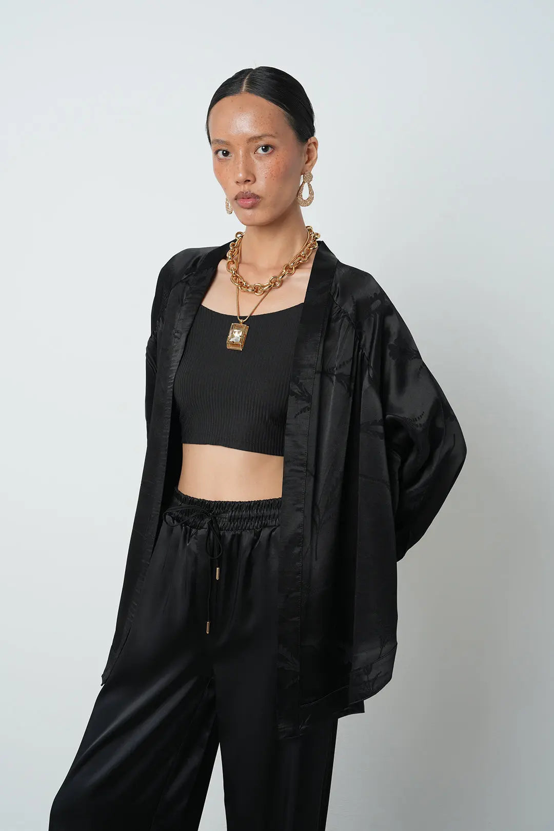 Siyah çiçek desenli jakarlı kadın kimono - oversize kesim, toptan satışa uygun