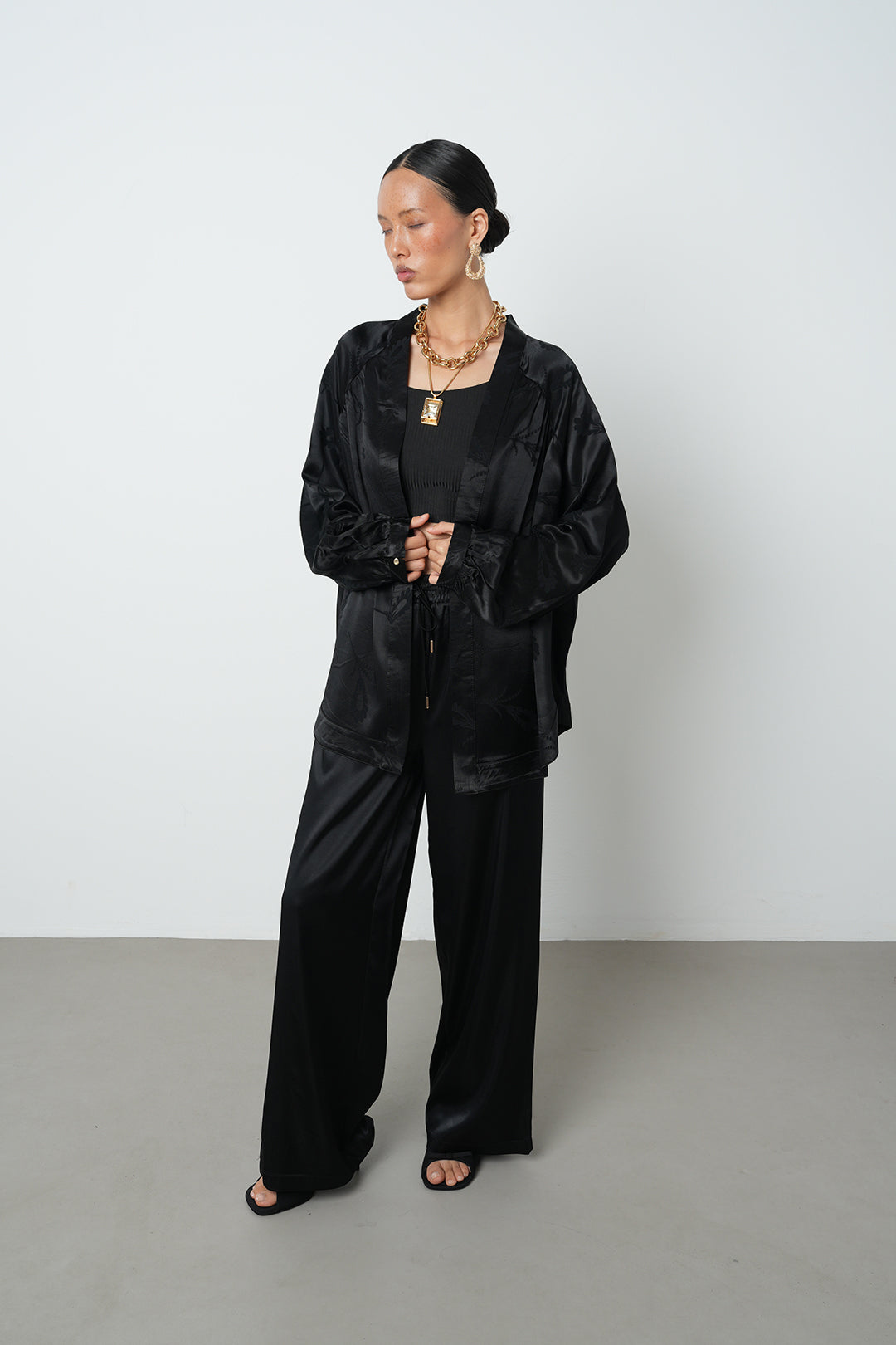 Siyah çiçek desenli jakarlı kadın kimono - oversize kesim, toptan satışa uygun