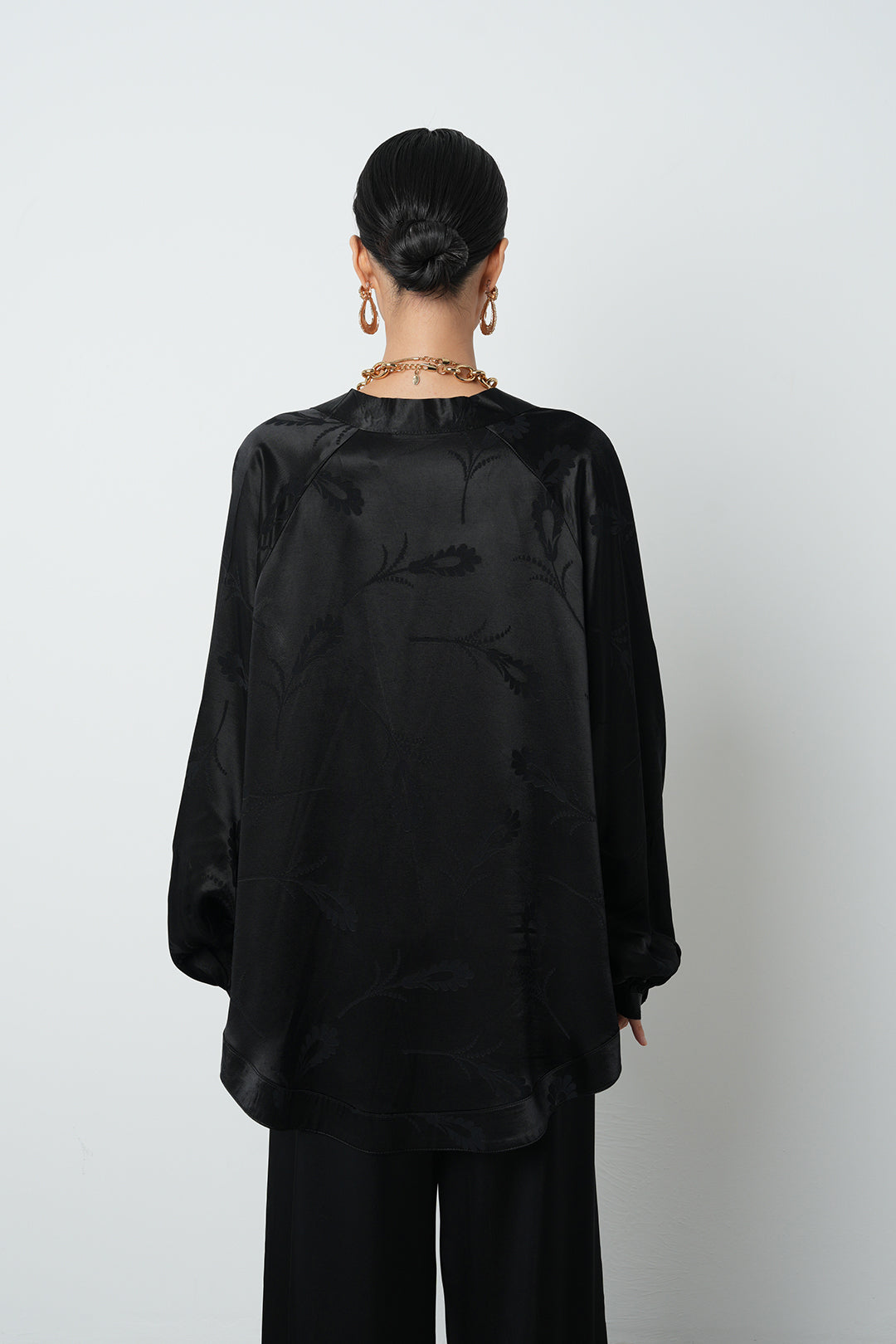 Siyah çiçek desenli jakarlı kadın kimono - oversize kesim, toptan satışa uygun