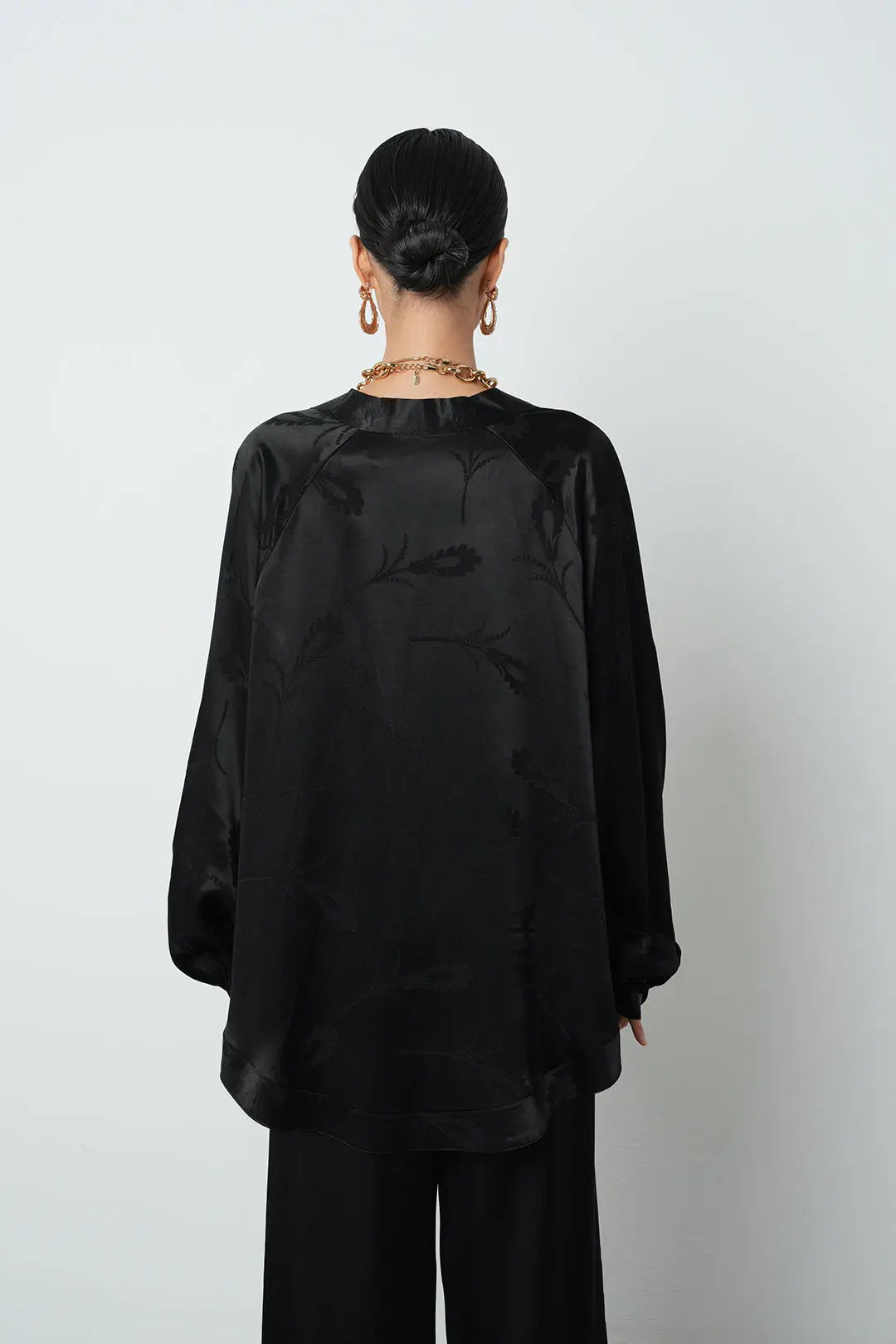 Siyah çiçek desenli jakarlı kadın kimono - oversize kesim, toptan satışa uygun
