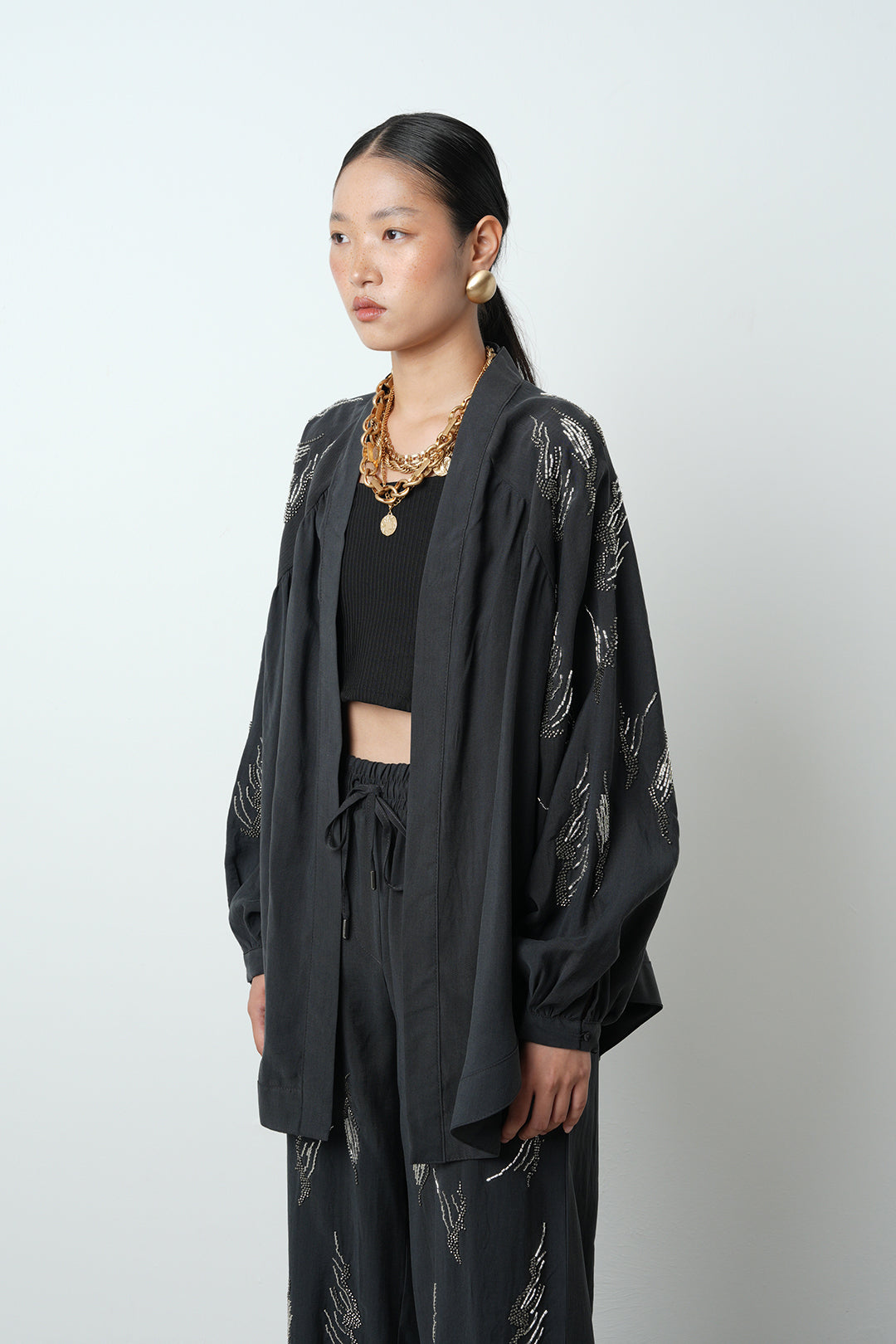 Arkası ve kolları taş işlemeli oversize kadın kimono – günlük ve tesettür giyime uygun, toptan satış için ideal ürün