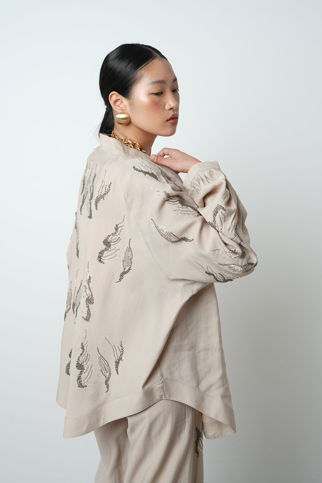 Arkası ve kolları taş işlemeli oversize kadın kimono – günlük ve tesettür giyime uygun, toptan satış için ideal ürün