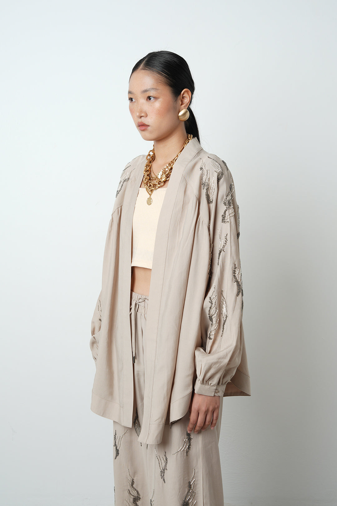 Arkası ve kolları taş işlemeli oversize kadın kimono – günlük ve tesettür giyime uygun, toptan satış için ideal ürün