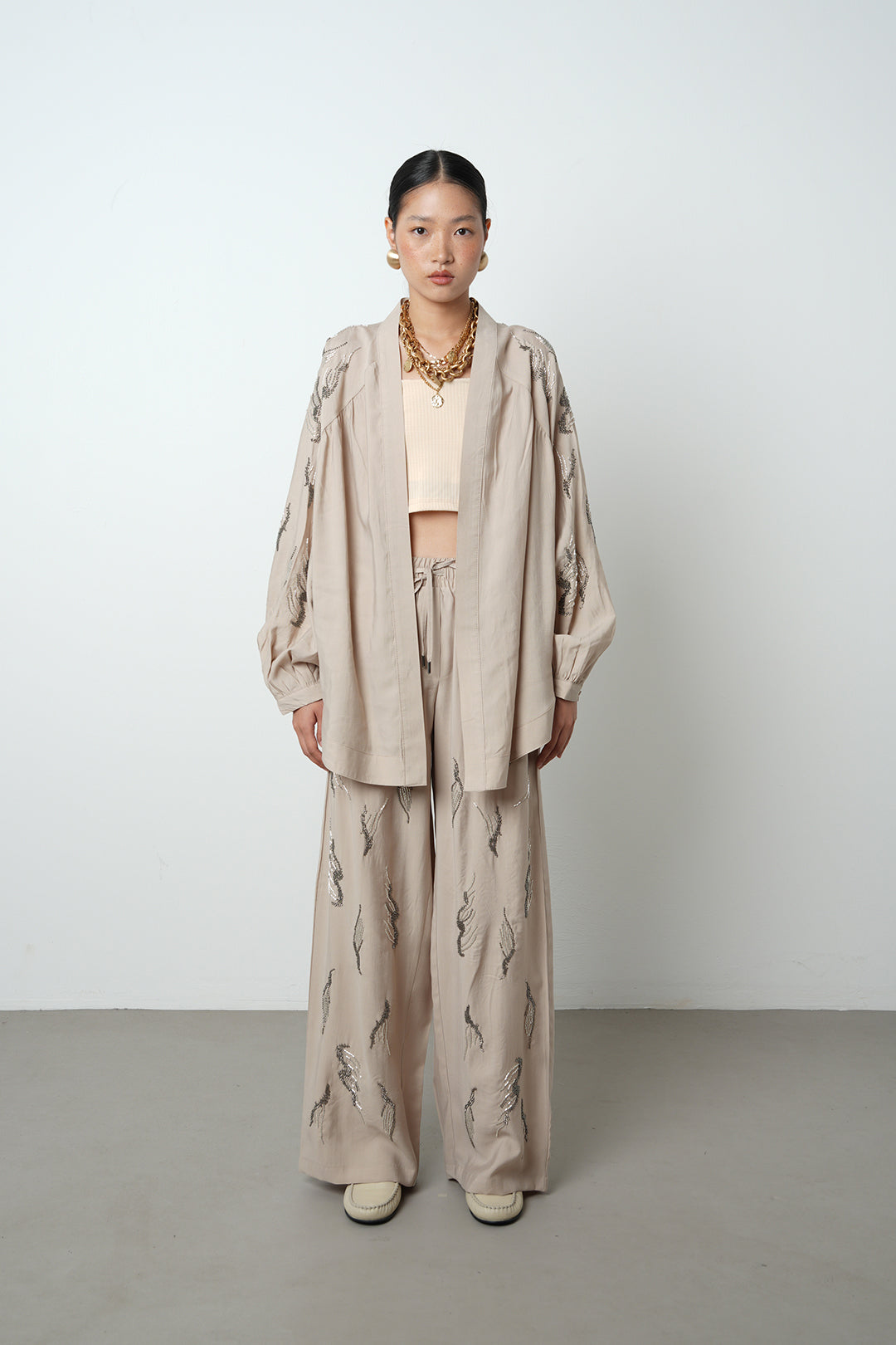 Arkası ve kolları taş işlemeli oversize kadın kimono – günlük ve tesettür giyime uygun, toptan satış için ideal ürün