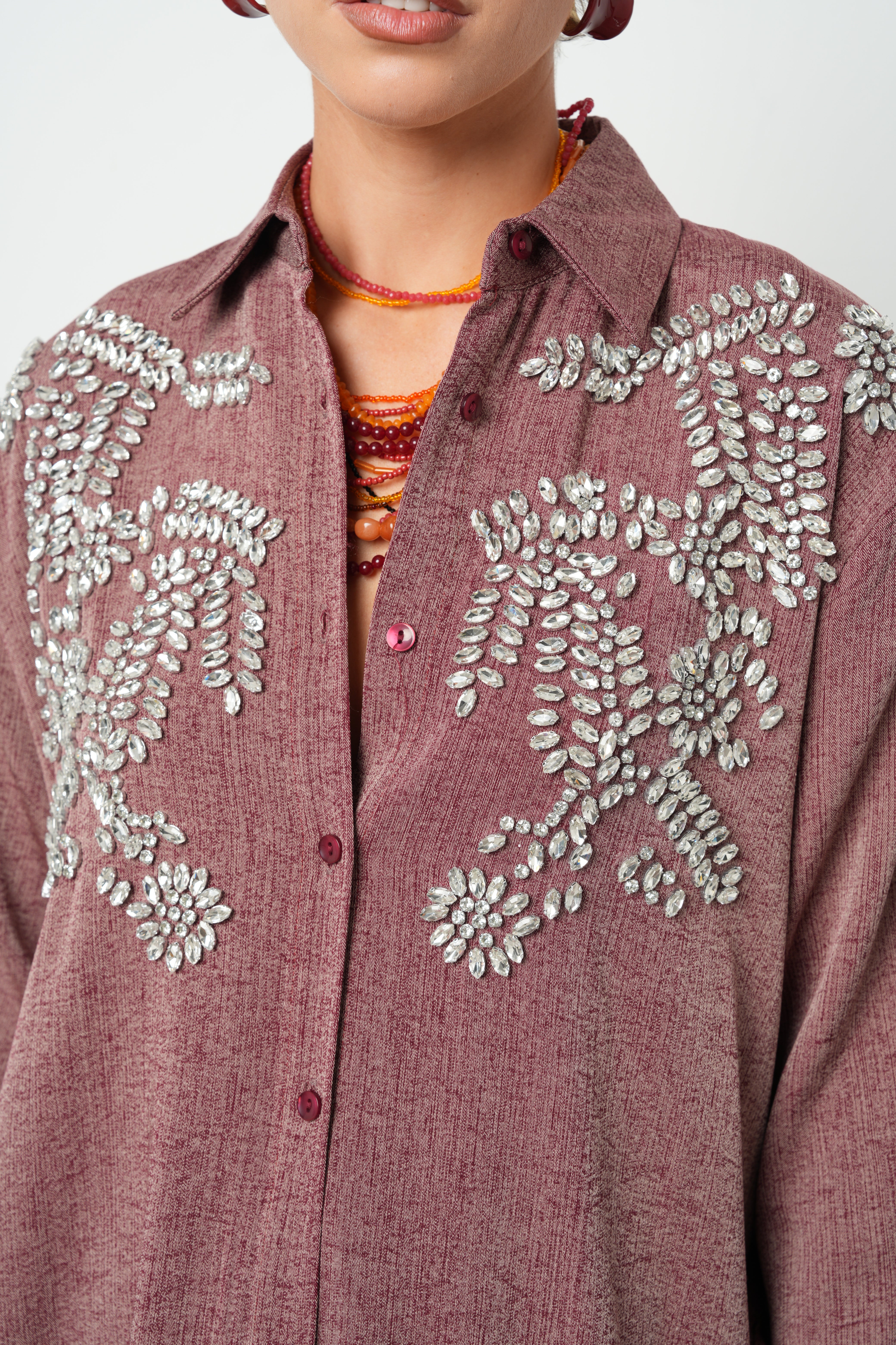 Taş işlemeli, robalı bordo oversize kadın gömlek – toptan