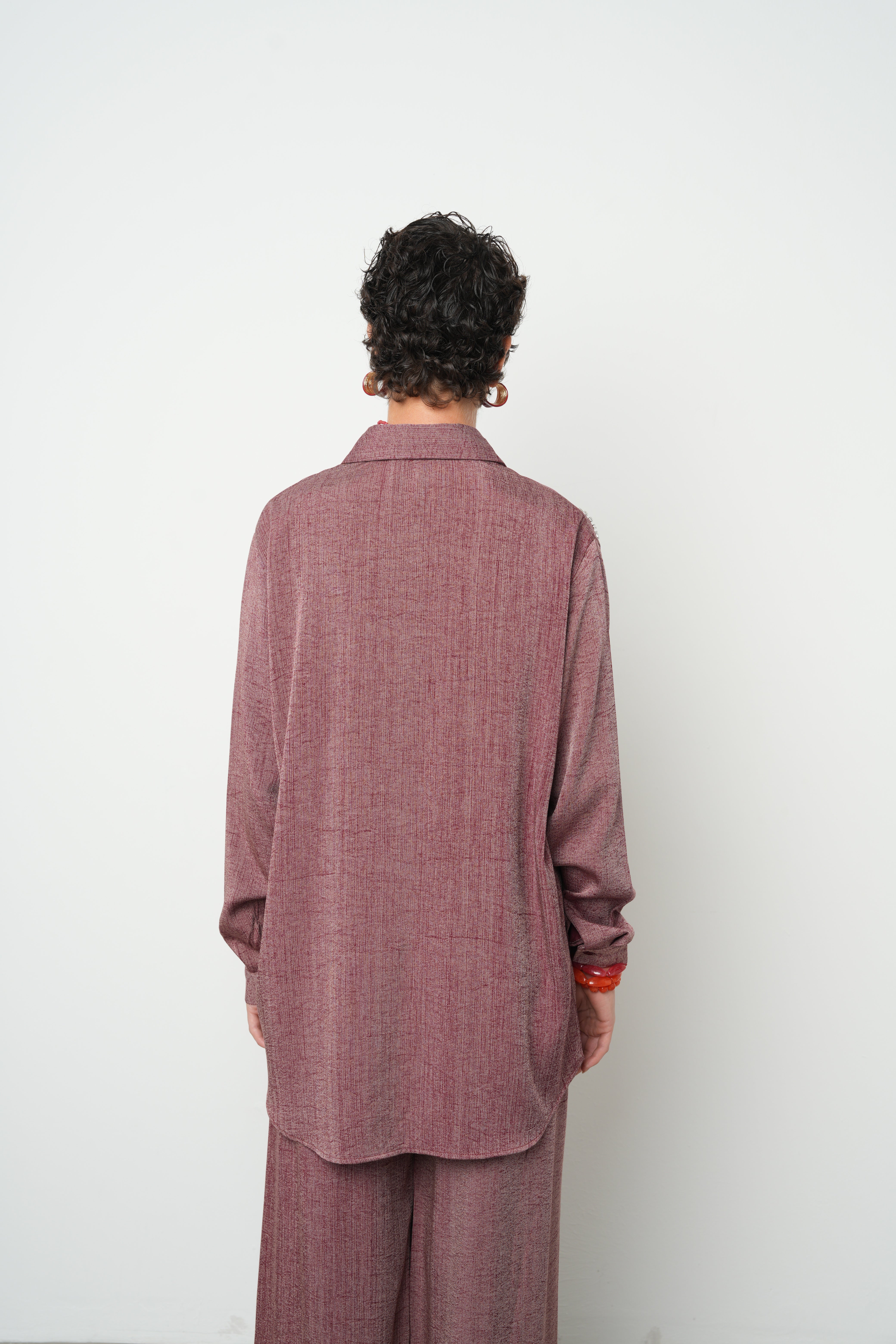 Taş işlemeli, robalı bordo oversize kadın gömlek – toptan