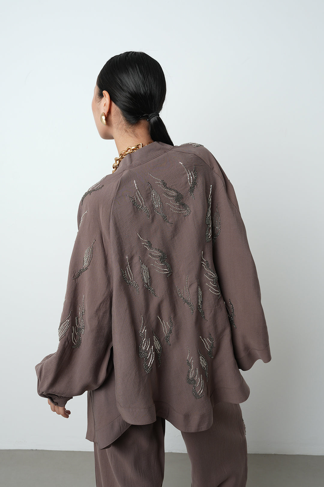 Arkası ve kolları taş işlemeli oversize kadın kimono – günlük ve tesettür giyime uygun, toptan satış için ideal ürün