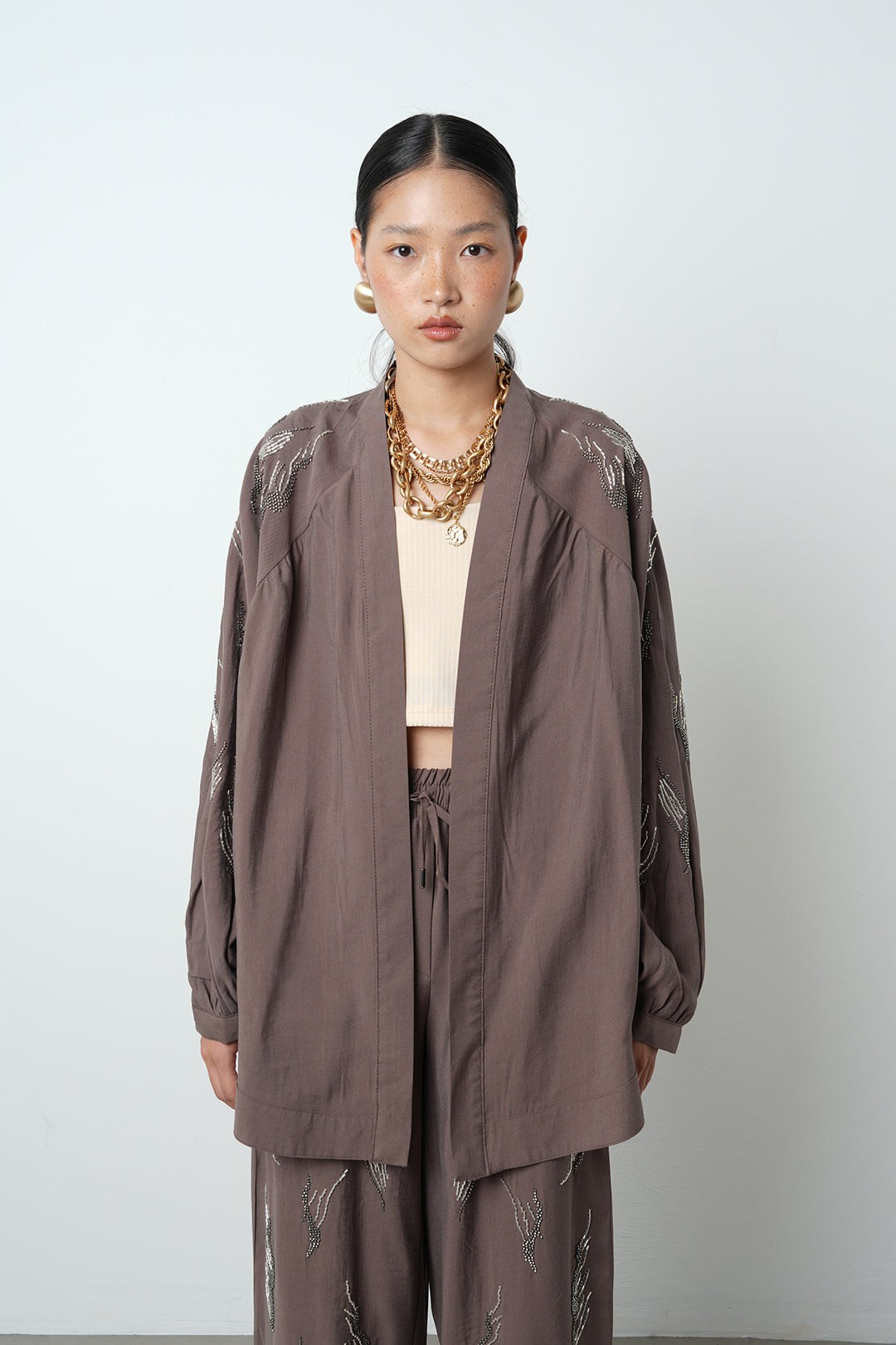 Arkası ve kolları taş işlemeli oversize kadın kimono – günlük ve tesettür giyime uygun, toptan satış için ideal ürün