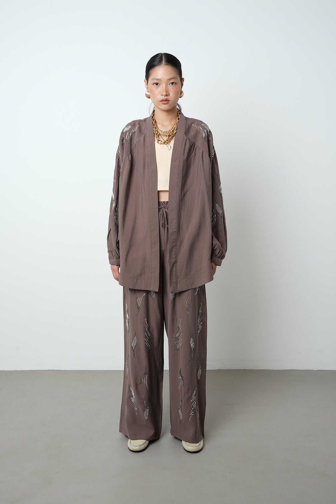 Arkası ve kolları taş işlemeli oversize kadın kimono – günlük ve tesettür giyime uygun, toptan satış için ideal ürün