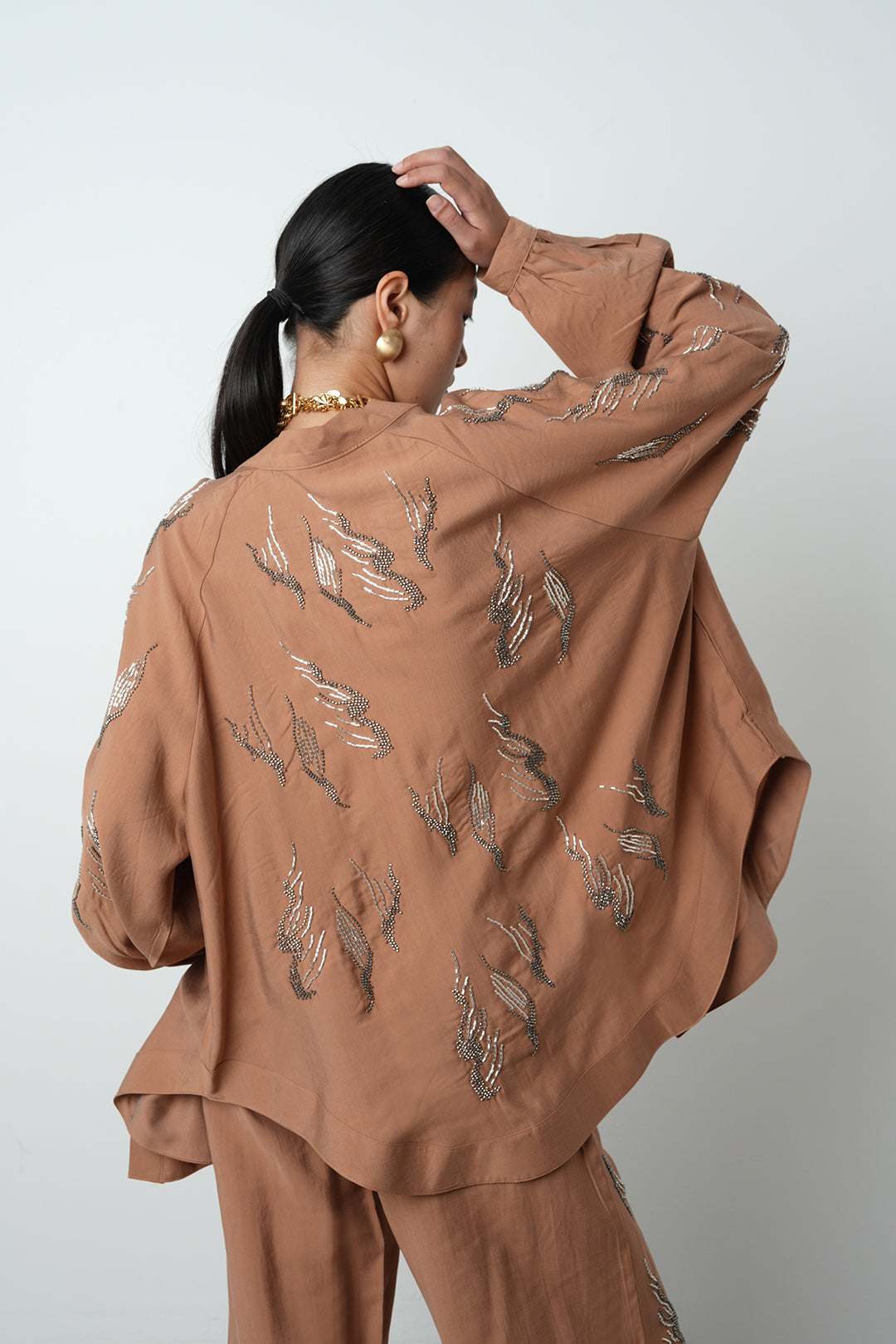 Arkası ve kolları taş işlemeli oversize kadın kimono – günlük ve tesettür giyime uygun, toptan satış için ideal ürün
