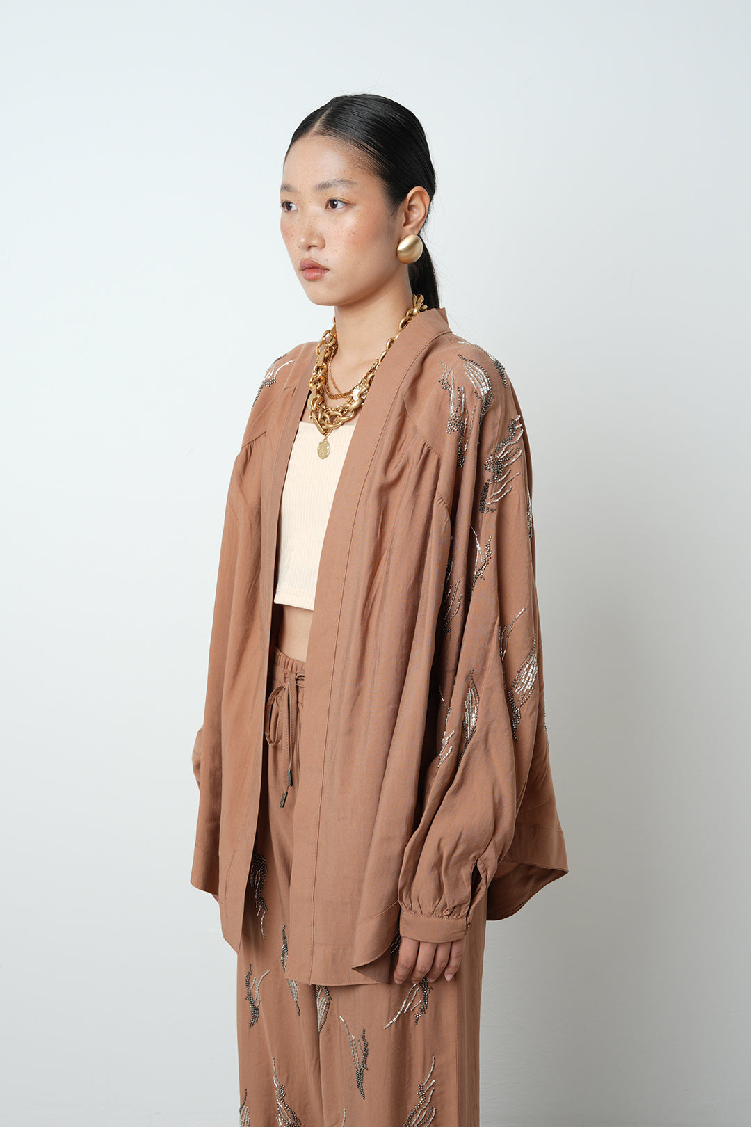 Arkası ve kolları taş işlemeli oversize kadın kimono – günlük ve tesettür giyime uygun, toptan satış için ideal ürün