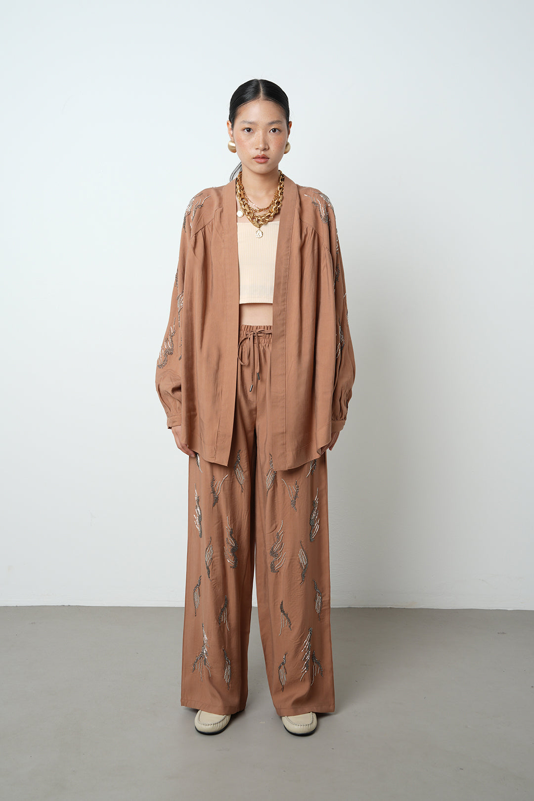 Arkası ve kolları taş işlemeli oversize kadın kimono – günlük ve tesettür giyime uygun, toptan satış için ideal ürün