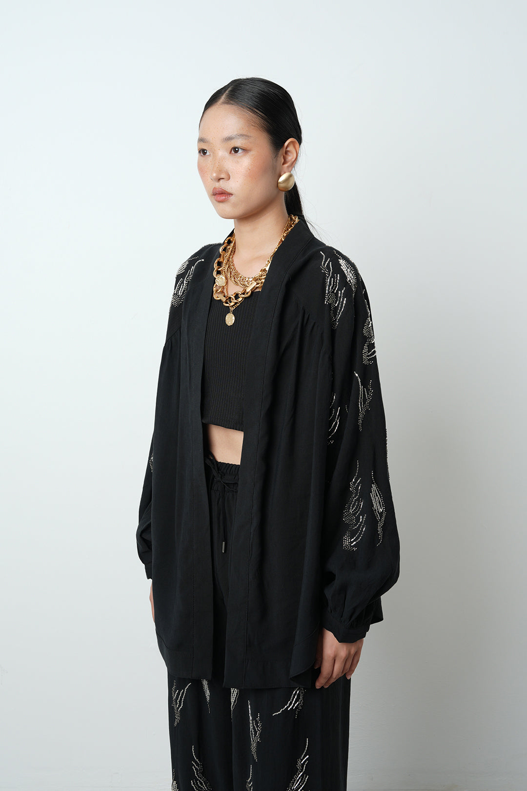 Arkası ve kolları taş işlemeli oversize kadın kimono – günlük ve tesettür giyime uygun, toptan satış için ideal ürün