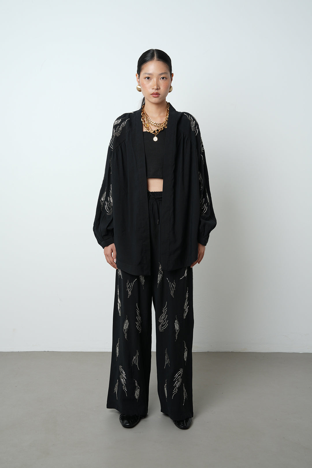 Arkası ve kolları taş işlemeli oversize kadın kimono – günlük ve tesettür giyime uygun, toptan satış için ideal ürün