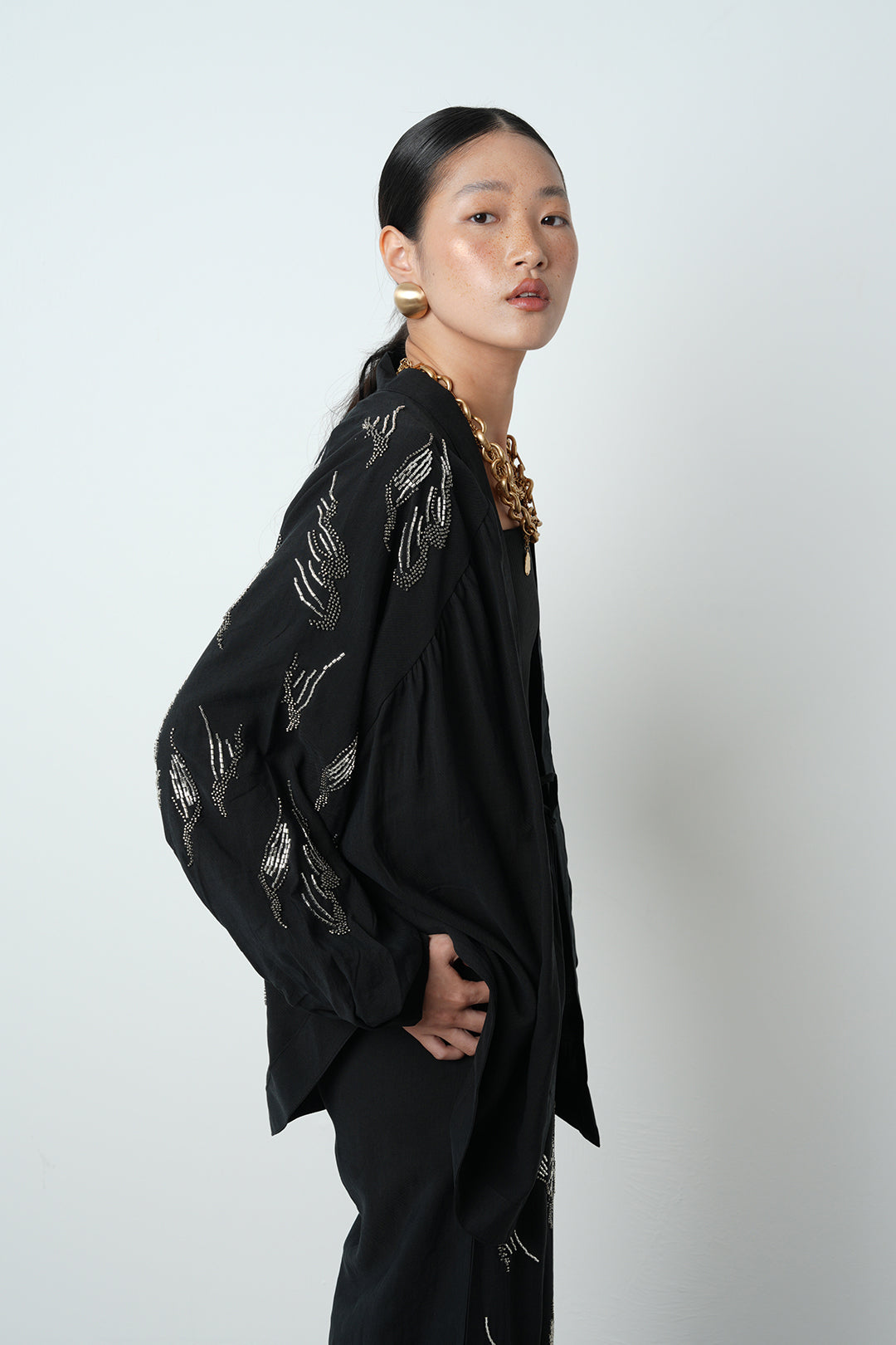 Arkası ve kolları taş işlemeli oversize kadın kimono – günlük ve tesettür giyime uygun, toptan satış için ideal ürün