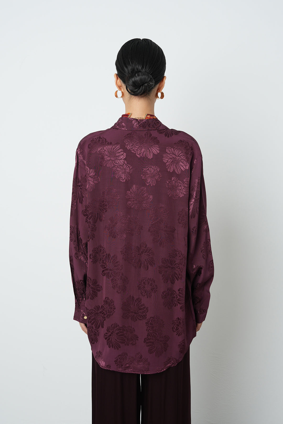 Bordo jakarlı oversize kadın gömlek, viskon-rayon karışımlı kumaş