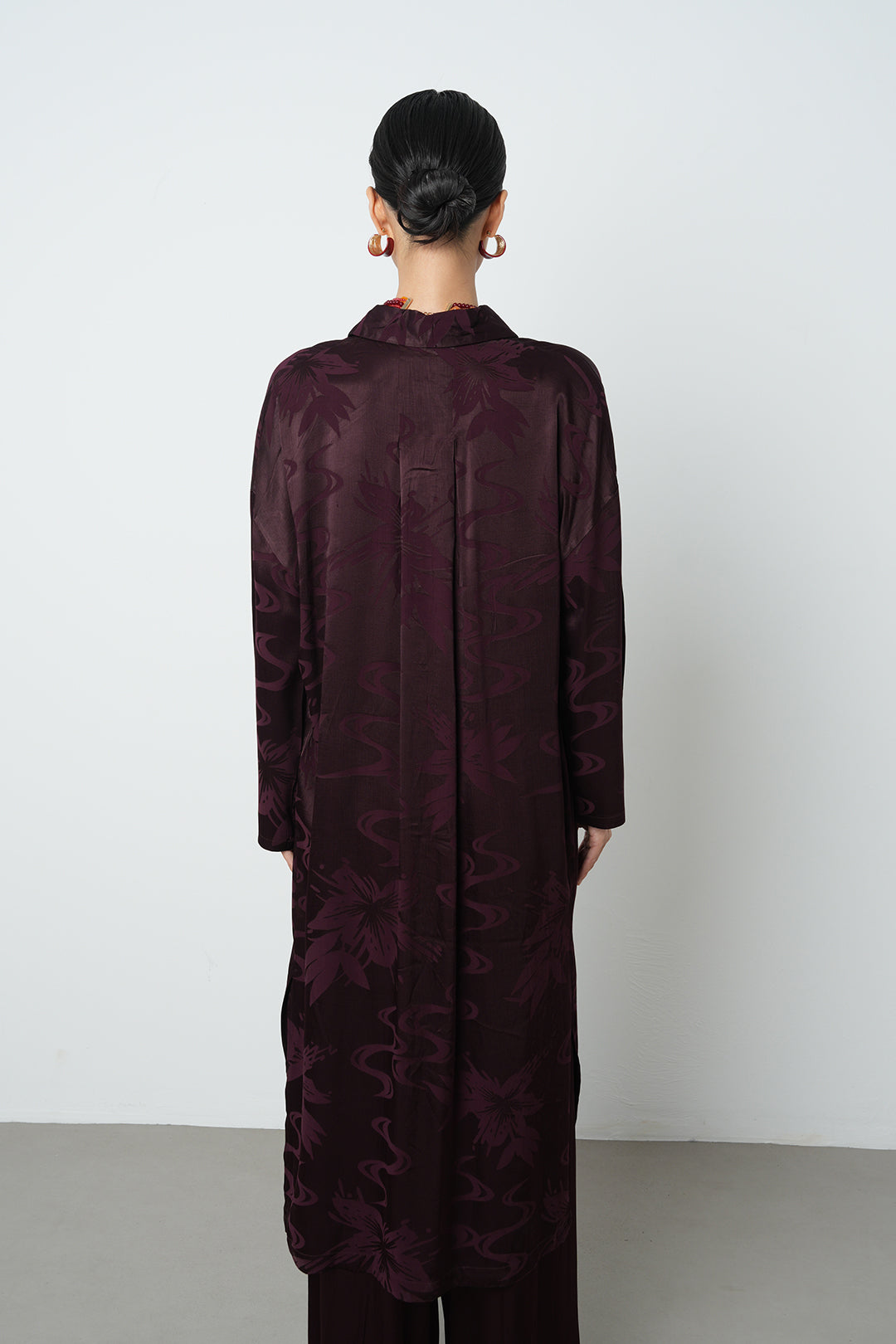Toptan bordo jakarlı yaprak desenli tesettür tunik kadın gömlek – uzun kesim, oversize ve zarif görünüm.