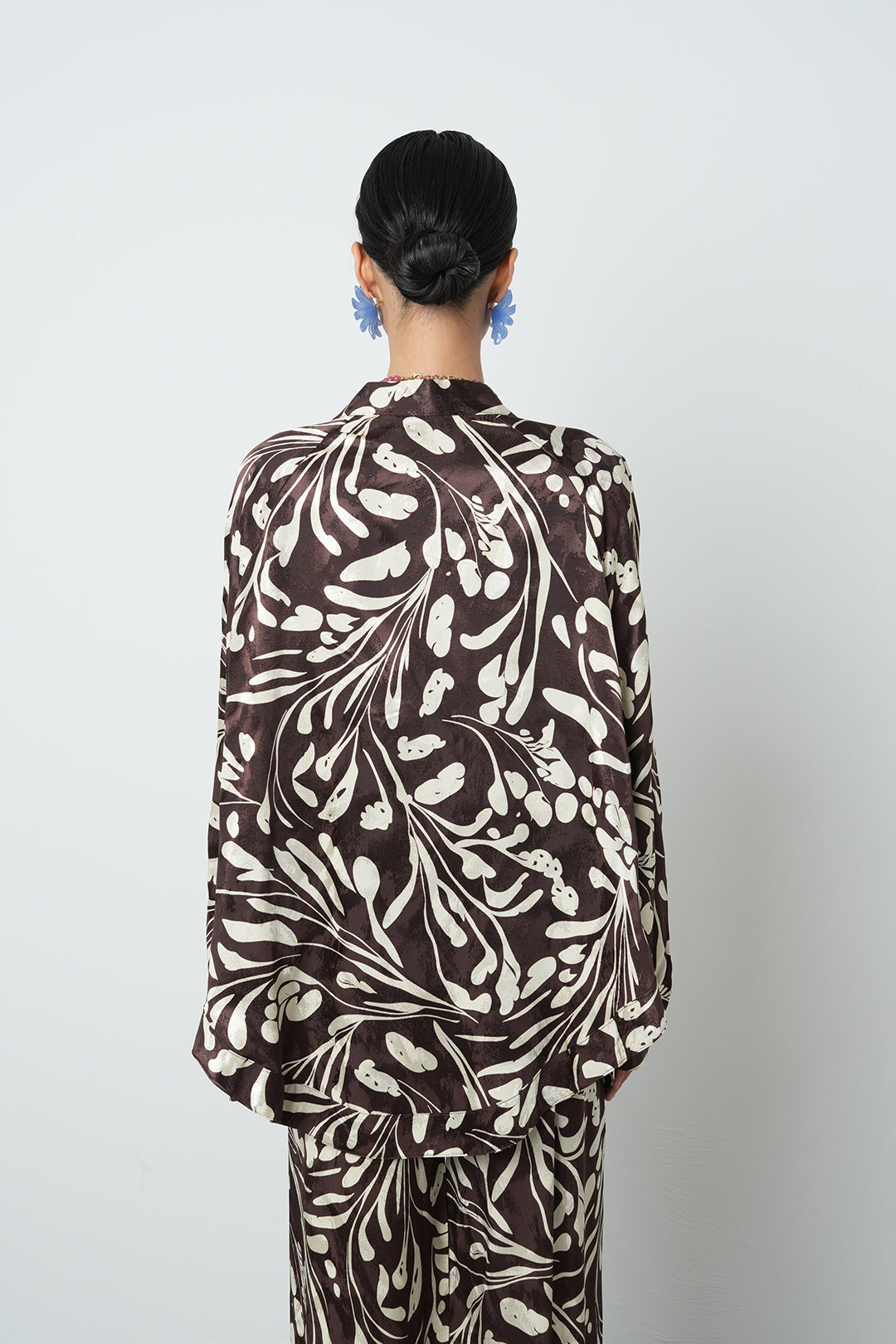 Çiçek desenli kahverengi jakarlı kadın kimono – toptan oversize model