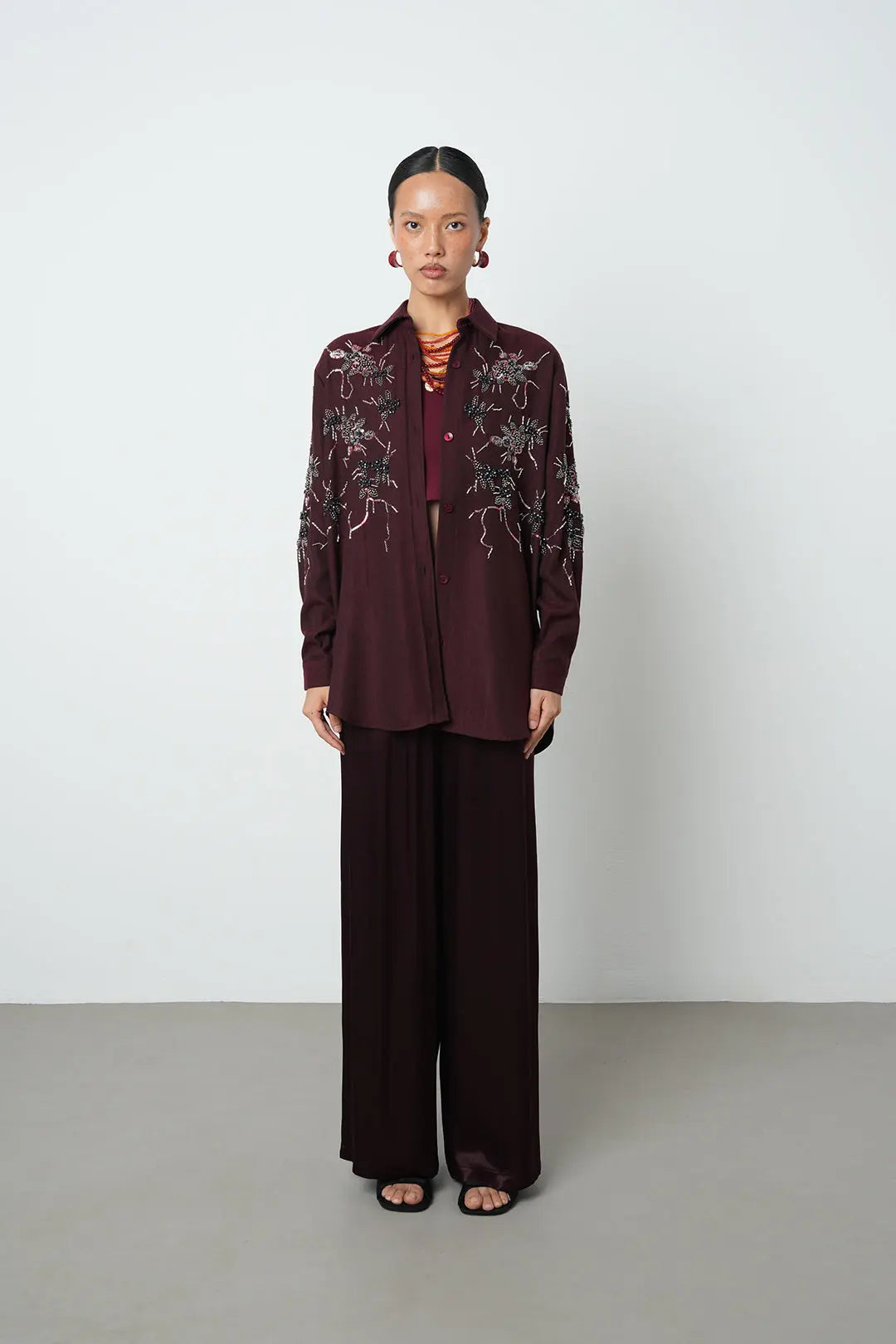 Toptan satış bordo boncuk işlemeli kadın oversize gömlek – şık ve modern tasarım