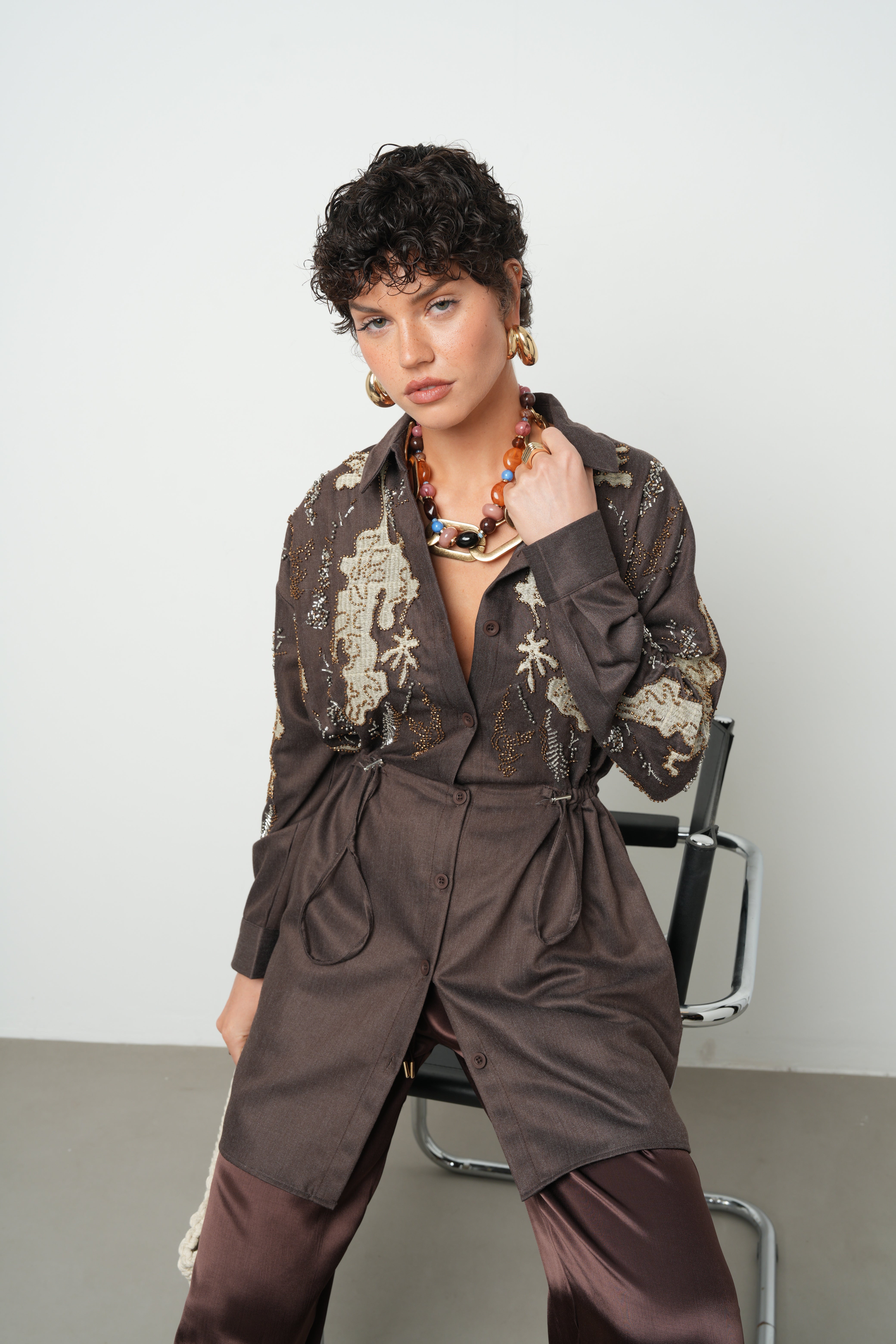 Belden ipli, nakış ve boncuk işlemeli kahverengi kadın ceket – toptan satış modeli