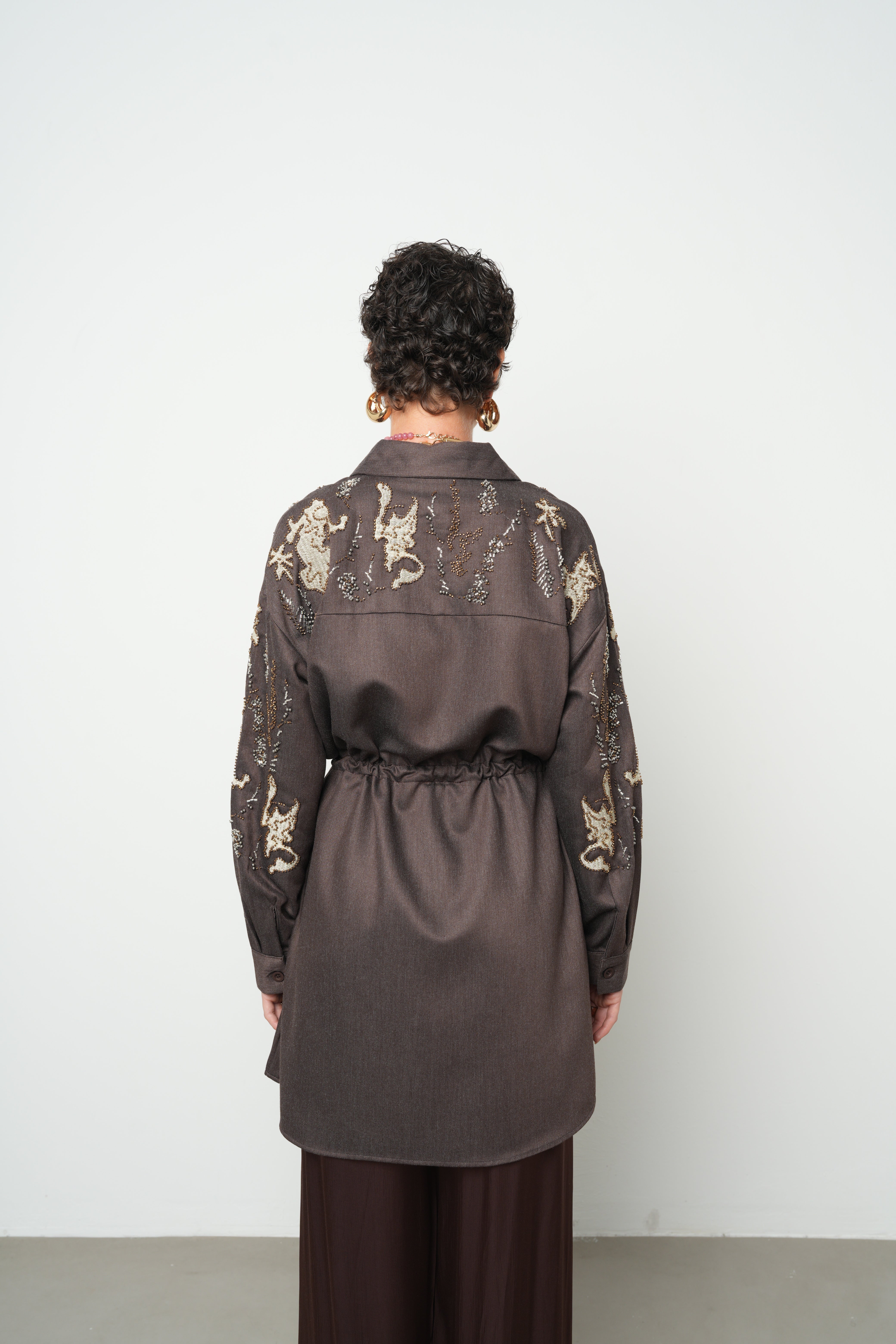 Belden ipli, nakış ve boncuk işlemeli kahverengi kadın ceket – toptan satış modeli