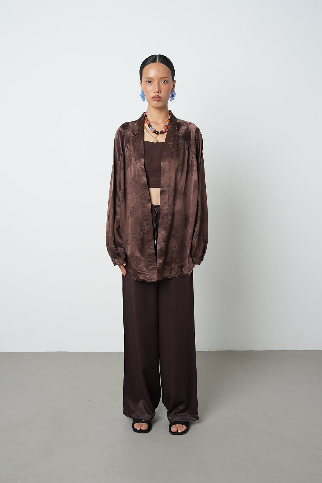 Çiçek desenli kahverengi oversize kadın kimono, toptan satış