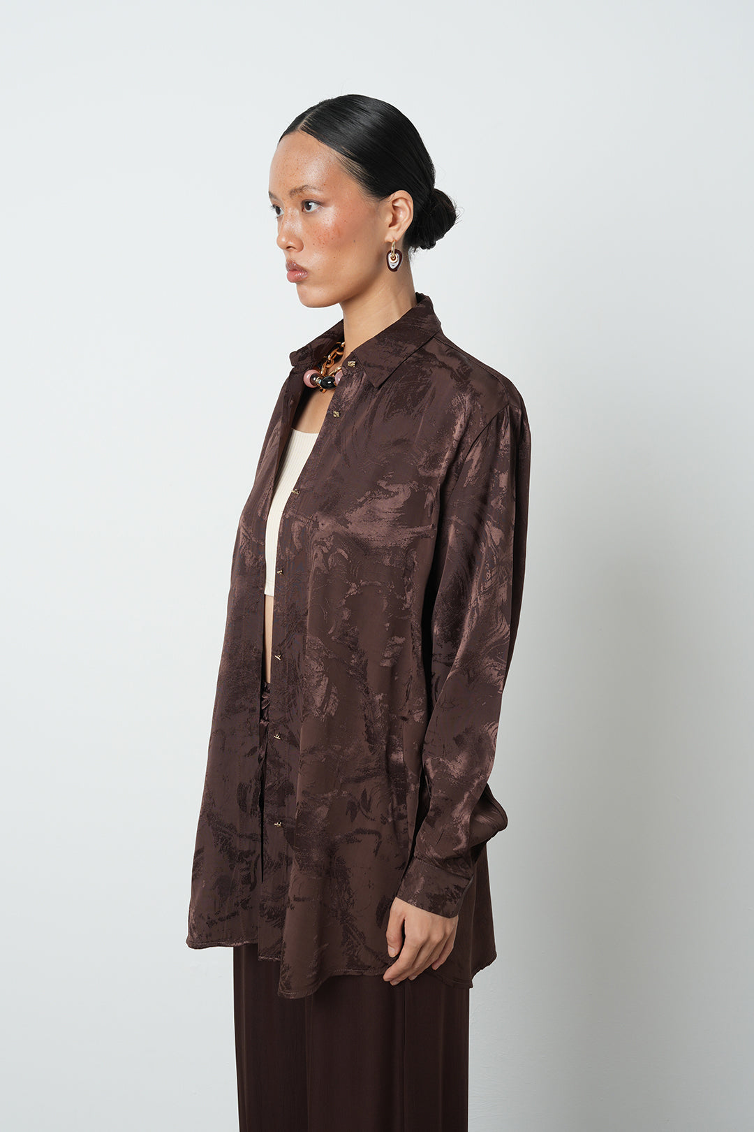 Toptan kahverengi jakarlı oversize kadın gömlek, viskon-rayon karışımlı