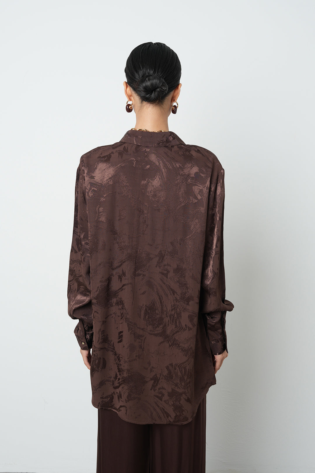 Toptan kahverengi jakarlı oversize kadın gömlek, viskon-rayon karışımlı
