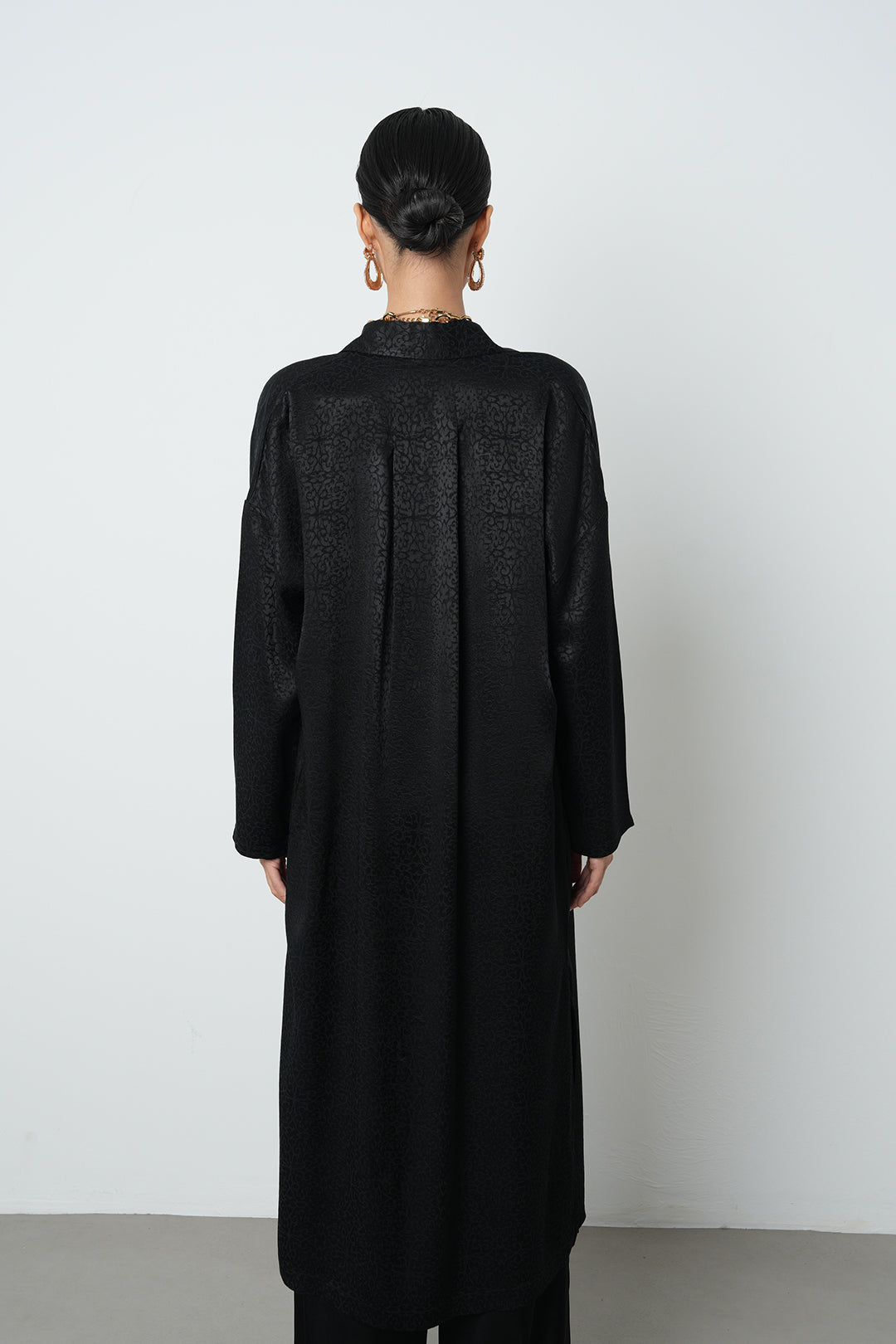 Toptan siyah jakarlı geometrik desenli oversize tesettür tunik gömlek – uzun ve rahat kesim.