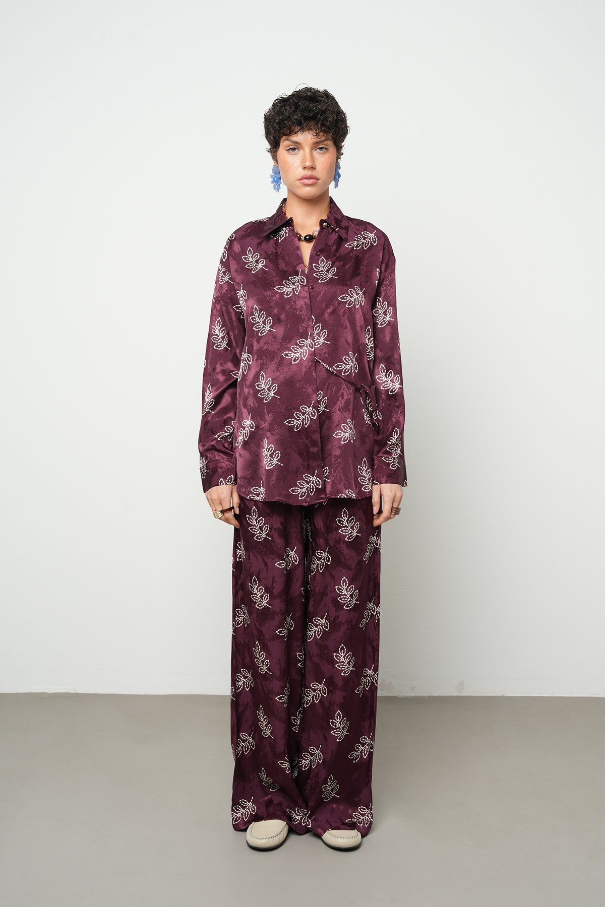 Yan Bağlama Detaylı Yaprak Desenli Dökümlü Gömlek