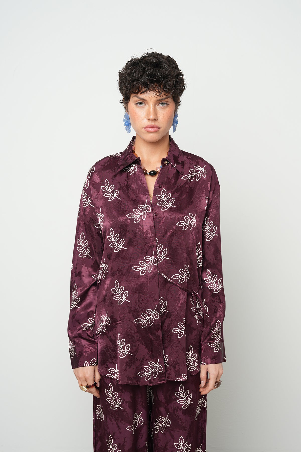 Yan Bağlama Detaylı Yaprak Desenli Dökümlü Gömlek