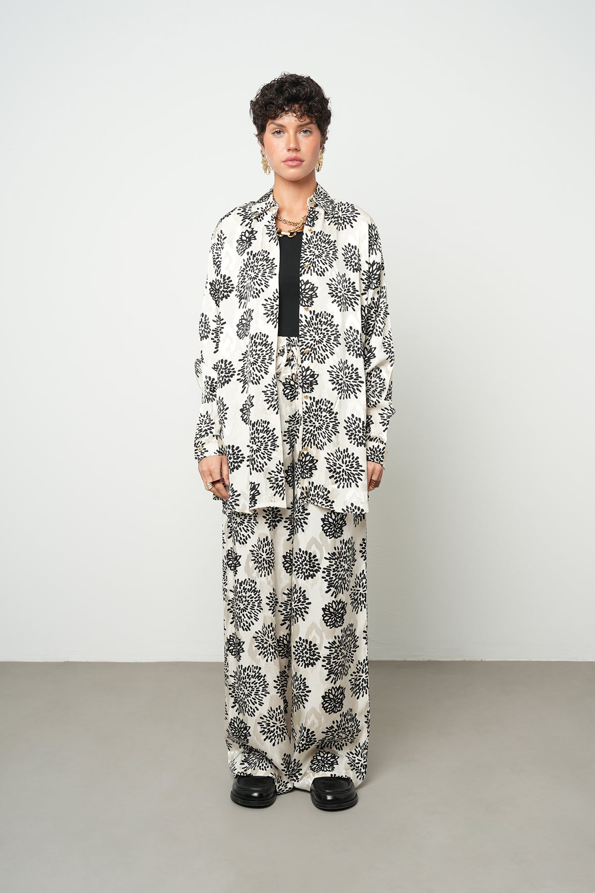 Toptan Siyah Beyaz Çiçek Desenli Oversize Gömlek