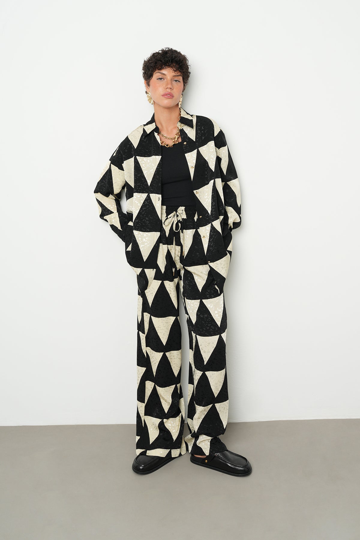 Geometrik Desenli Siyah-Beyaz Gömlek