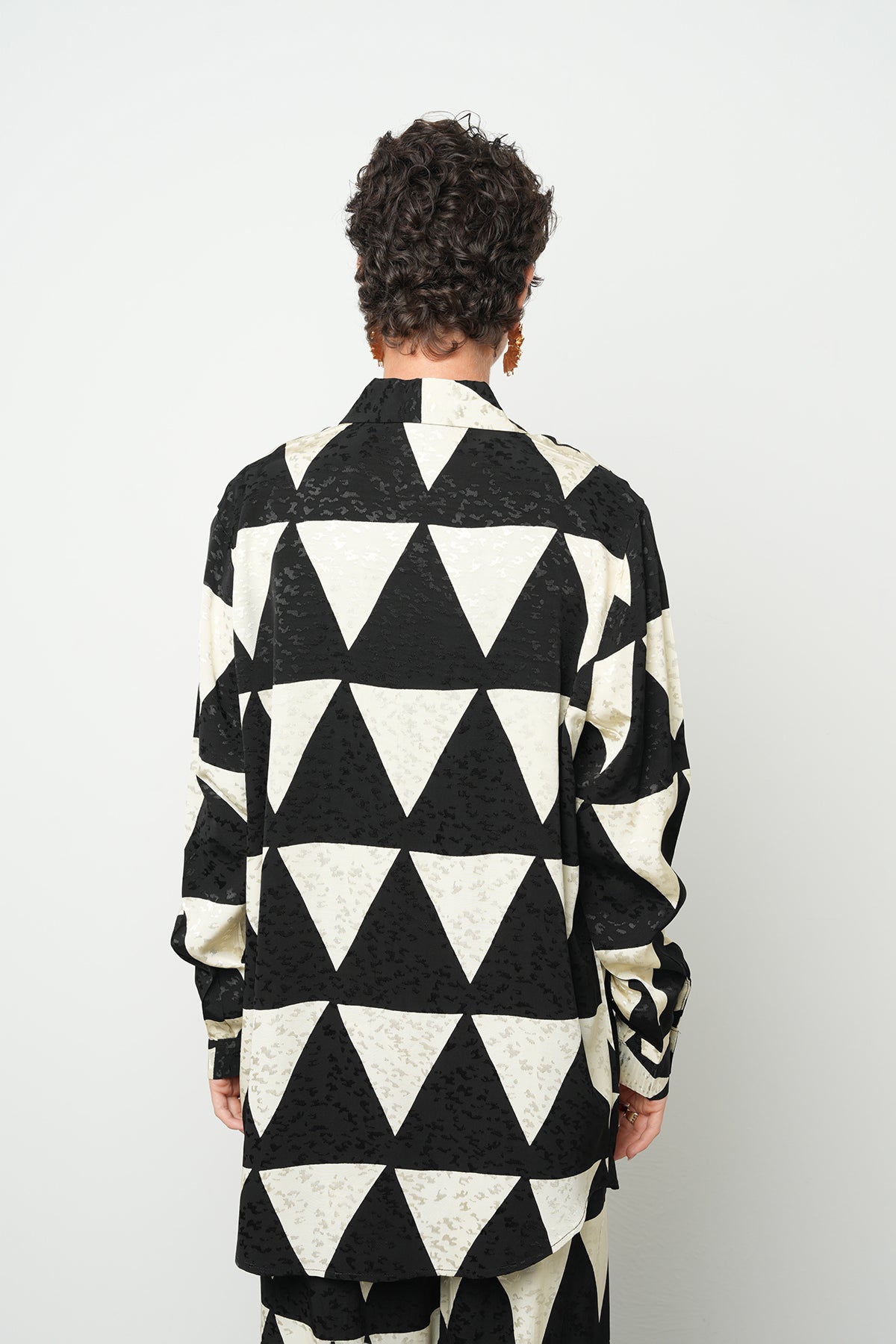 Geometrik Desenli Siyah-Beyaz Gömlek