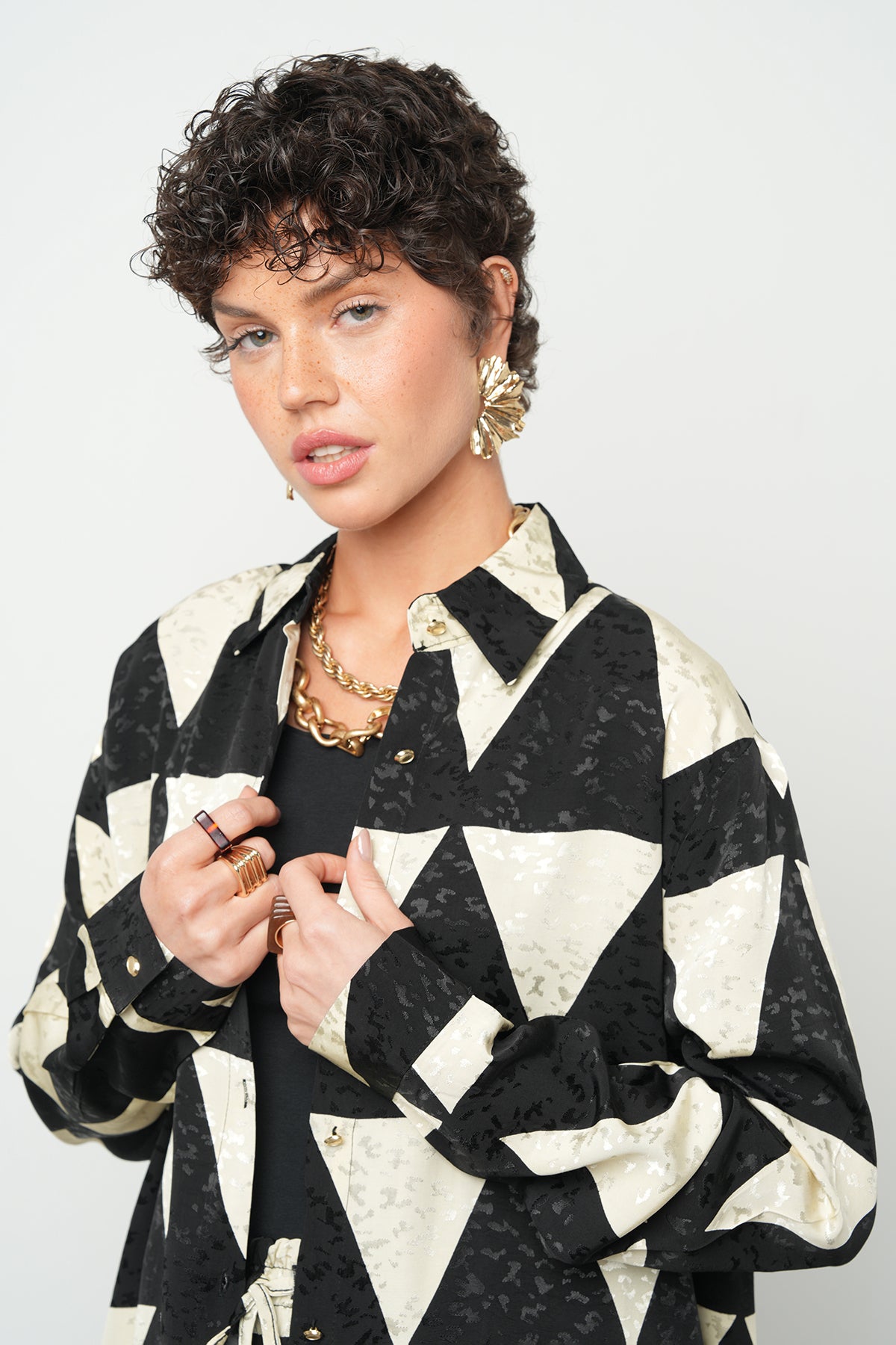 Geometrik Desenli Siyah-Beyaz Gömlek