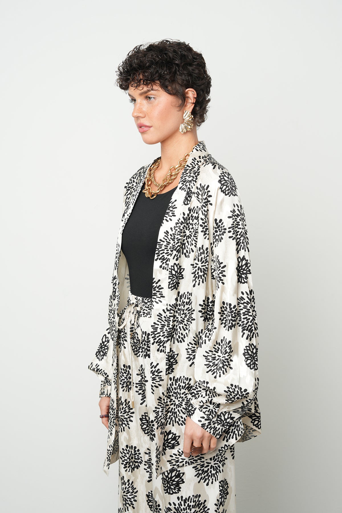 Toptan Siyah Beyaz Çiçek Desenli Kimono