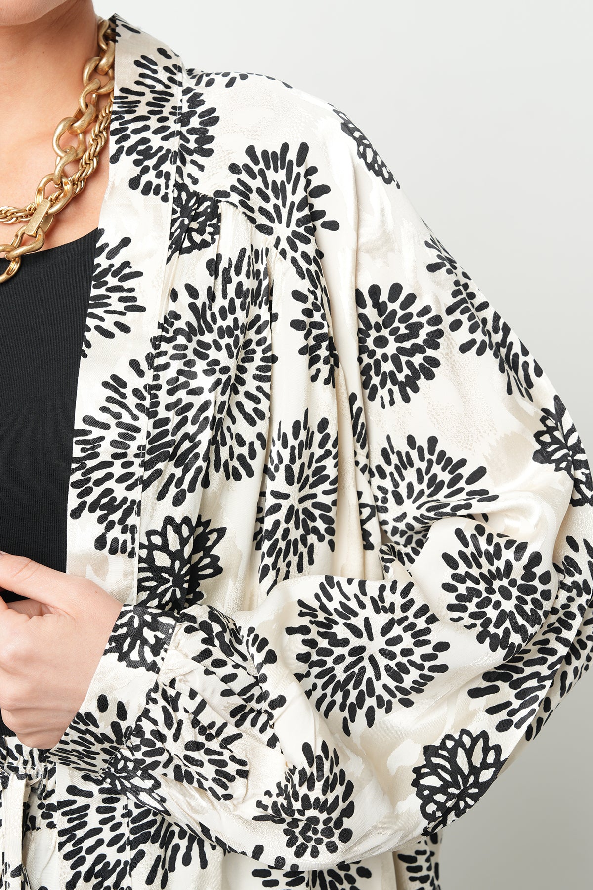 Toptan Siyah Beyaz Çiçek Desenli Kimono