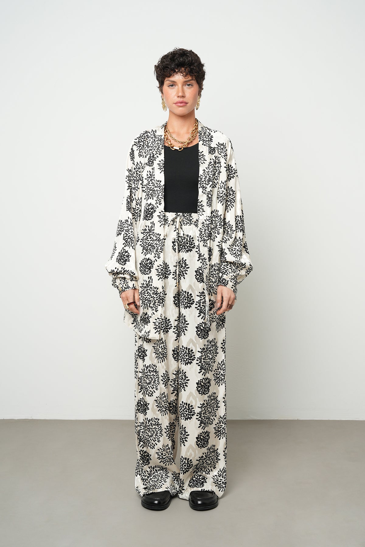 Toptan Siyah Beyaz Çiçek Desenli Kimono