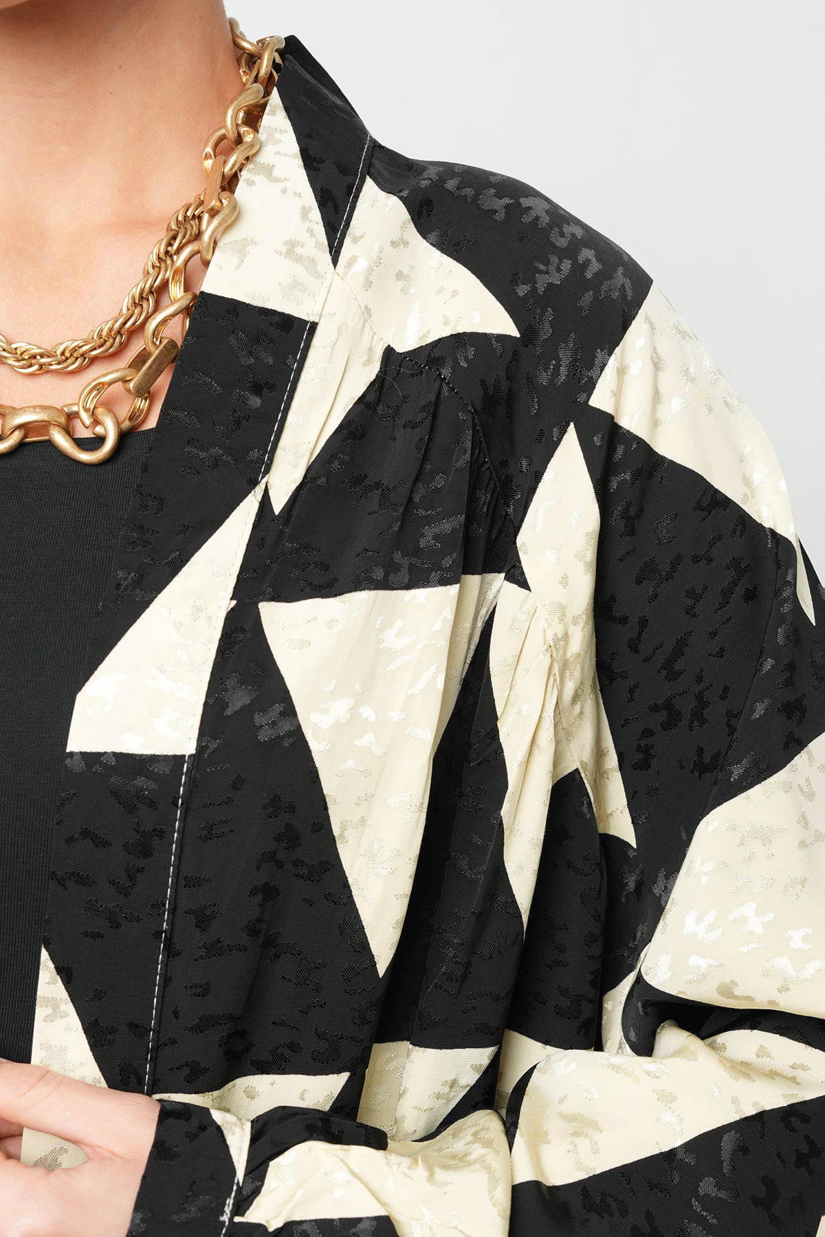 Geometrik Desenli Siyah-Beyaz Kimono