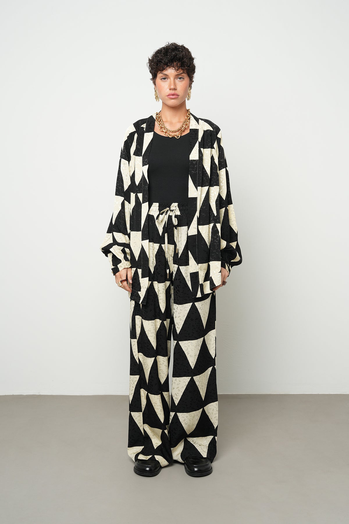 Geometrik Desenli Siyah-Beyaz Kimono