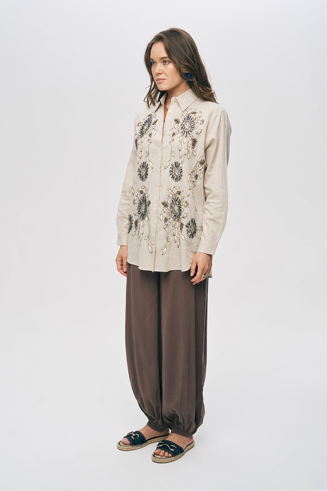 Çiçek Nakışlı ve Taş İşlemeli Oversize Gömlek