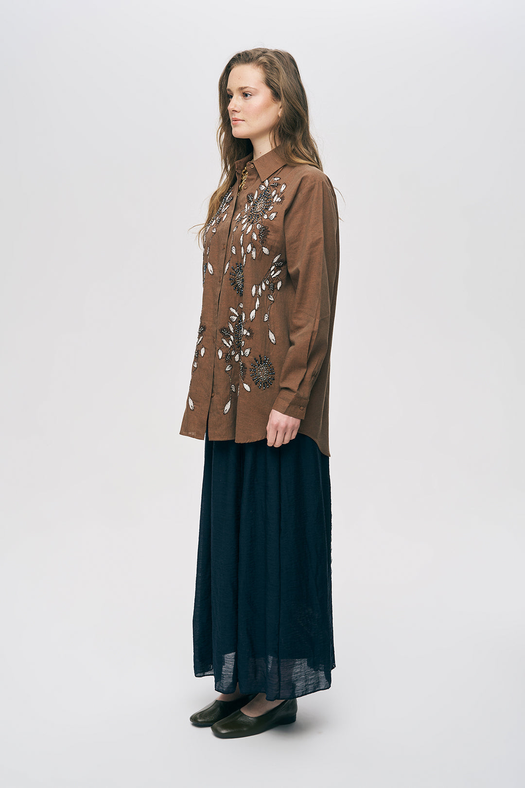 Çiçek Nakışlı ve Taş İşlemeli Oversize Gömlek Kahve