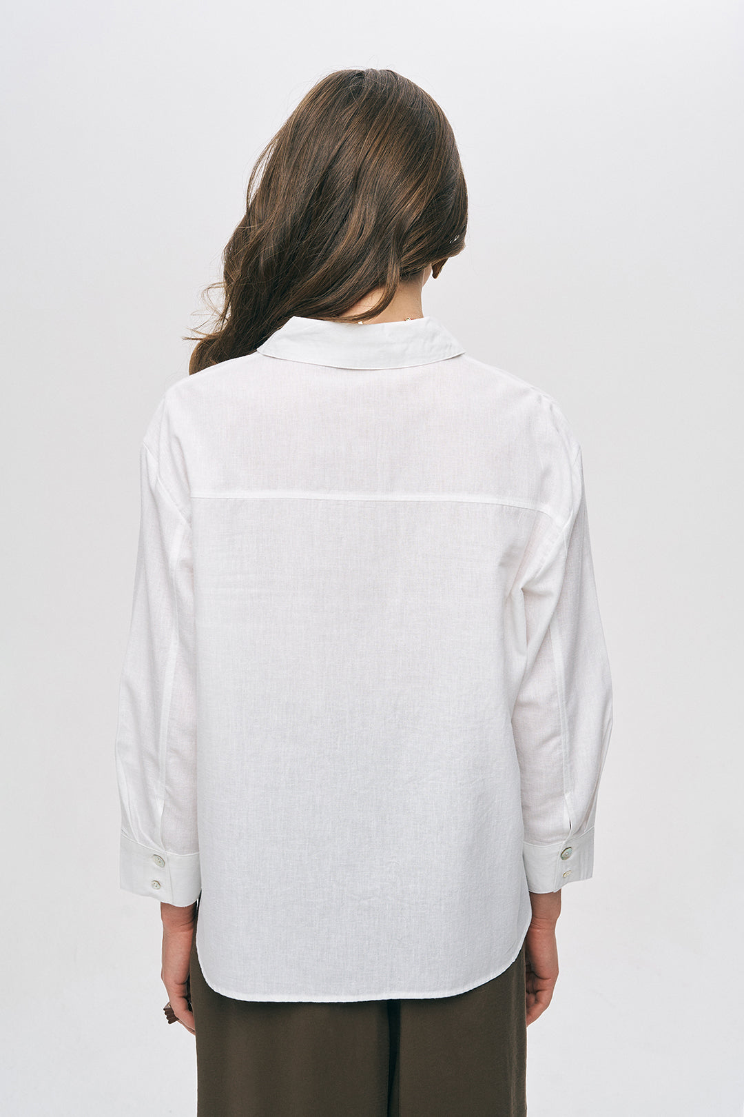 Sedef Düğme Detaylı Ekru Keten Gömlek