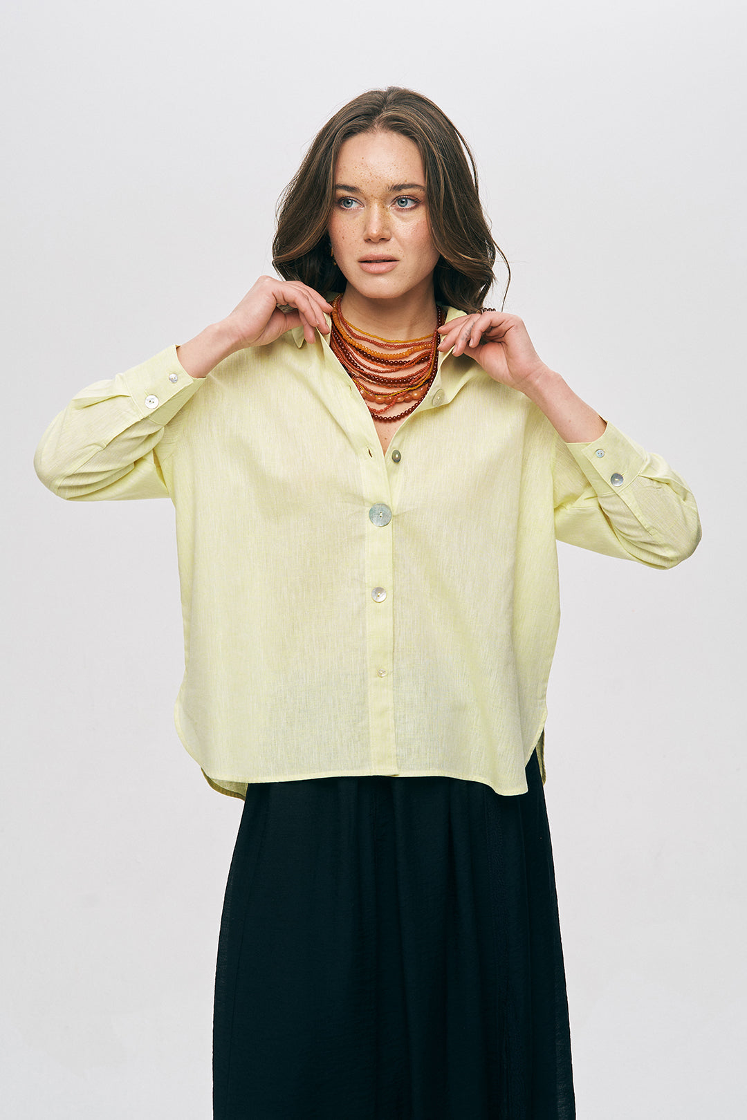 Sedef Düğme Detaylı Sarı Keten Gömlek