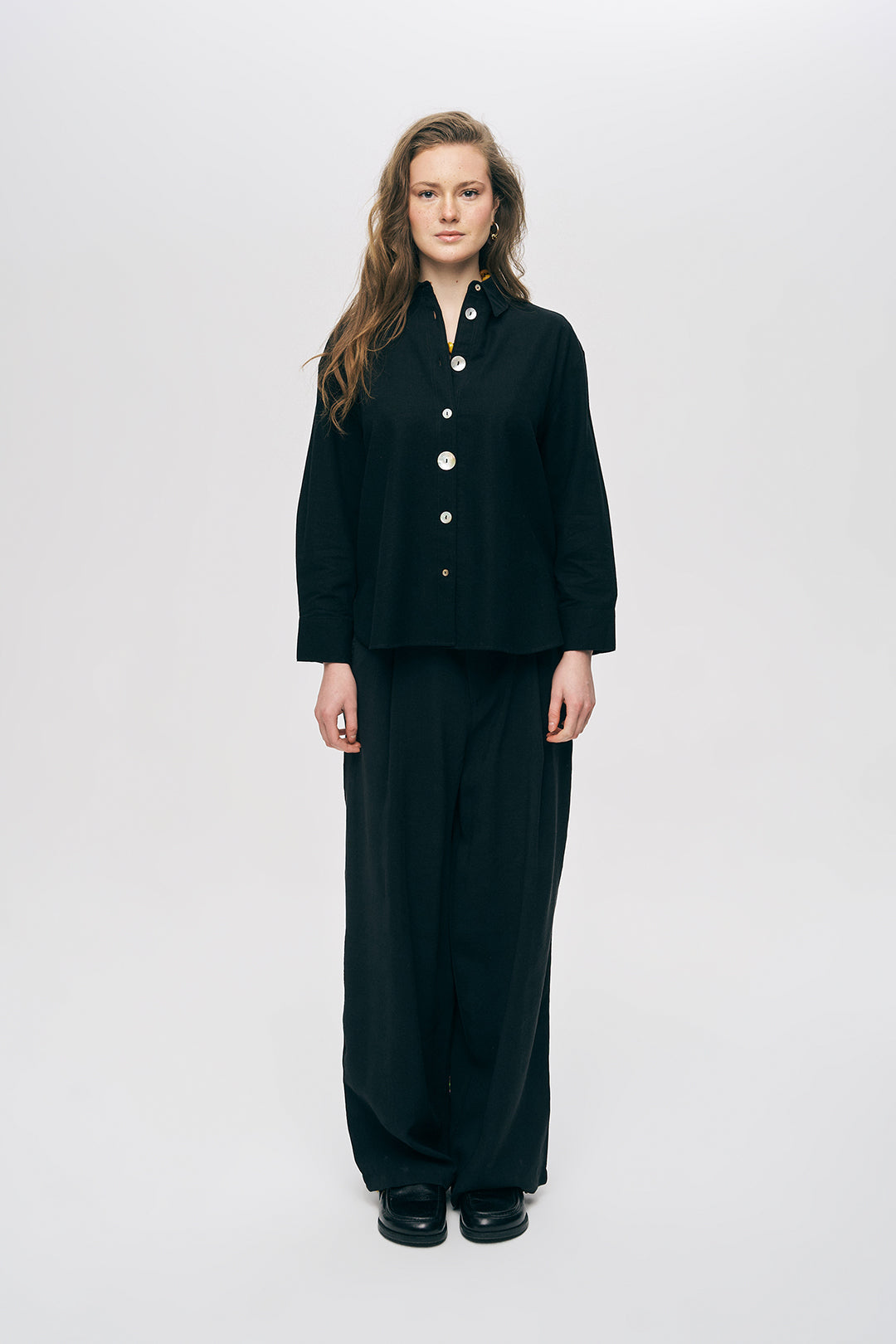 Sedef Düğme Detaylı Siyah Keten Gömlek