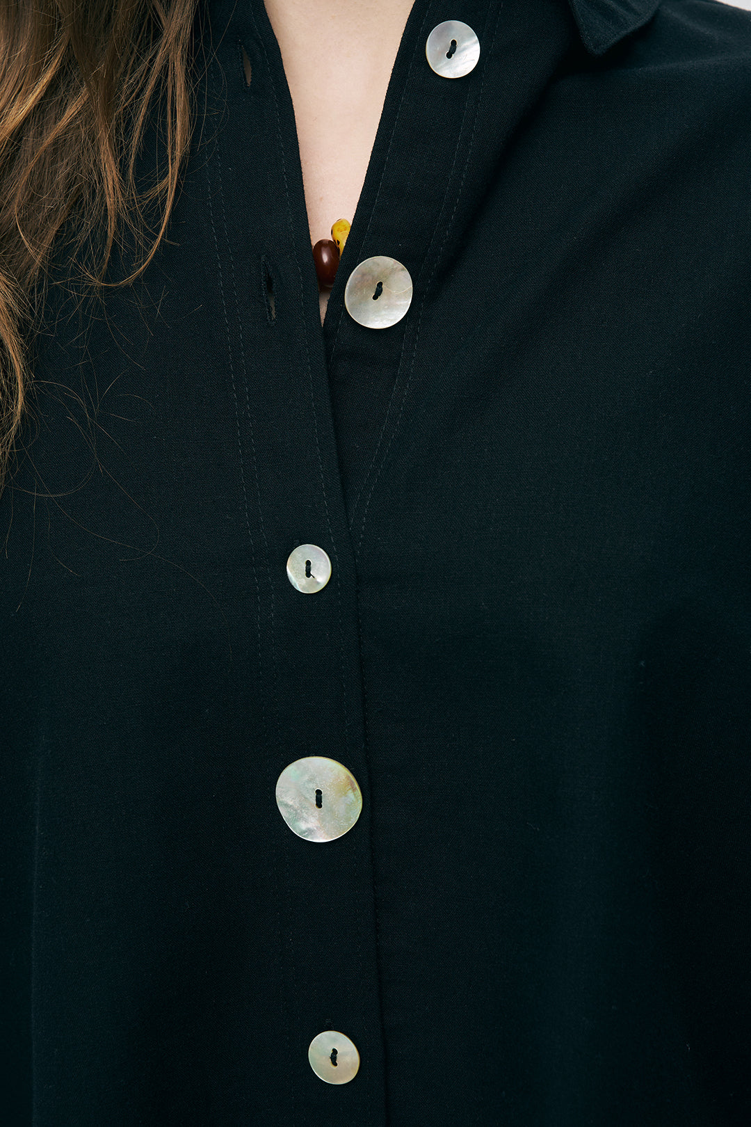 Sedef Düğme Detaylı Siyah Keten Gömlek