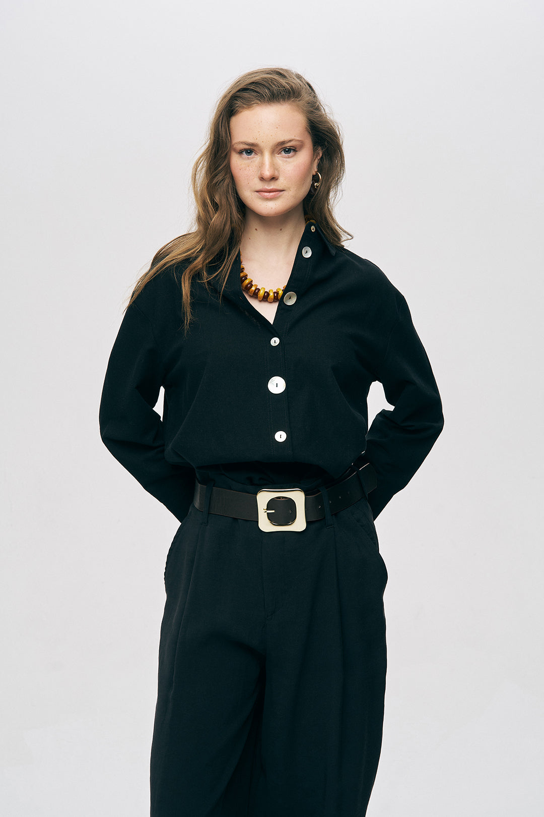 Sedef Düğme Detaylı Siyah Keten Gömlek